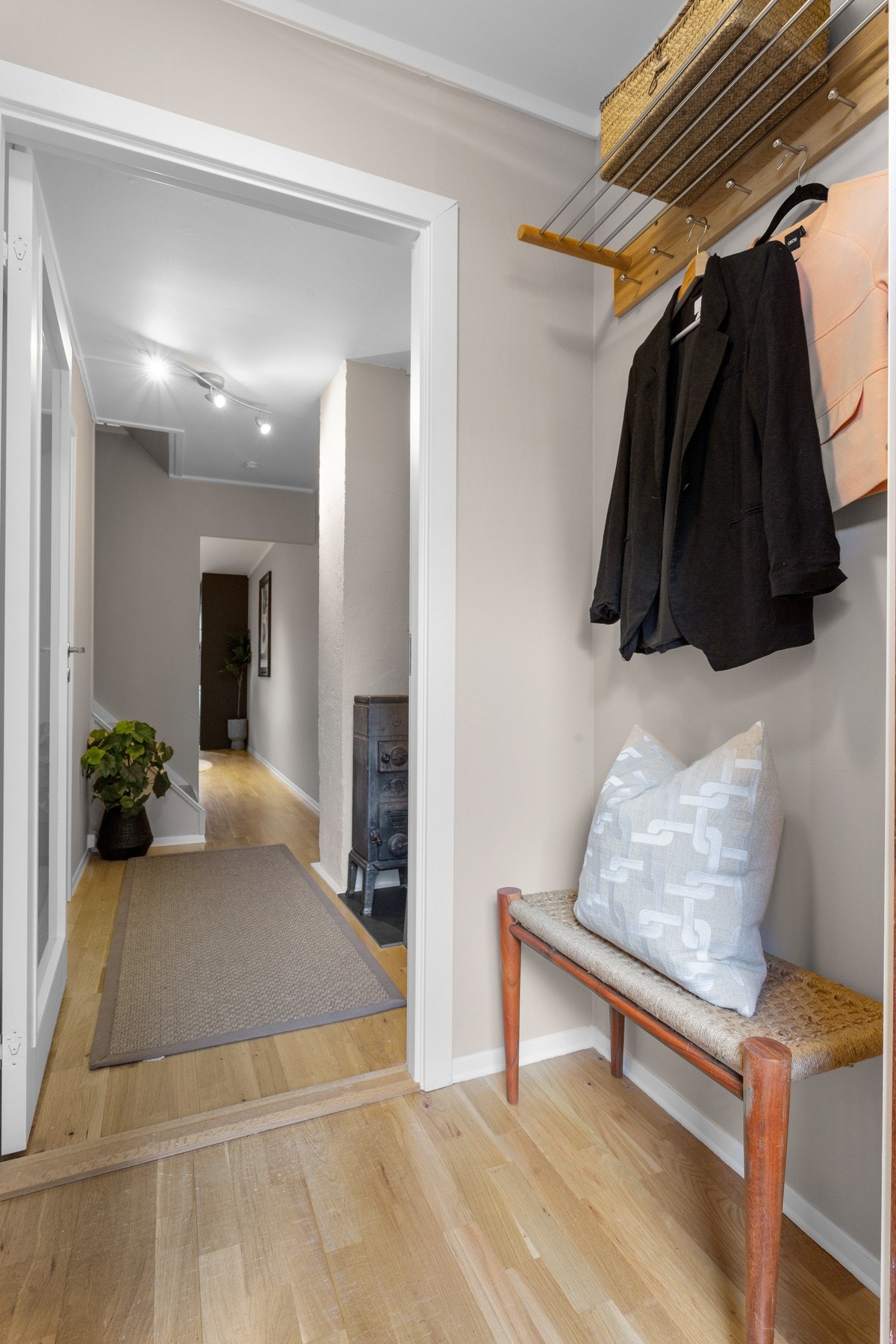 Hyggelig entré malt i en flott farge som også er gjennomgående for resten av leiligheten. Plass til oppbevaring av ytterbekledning. Velkommen inn! Galleribilde