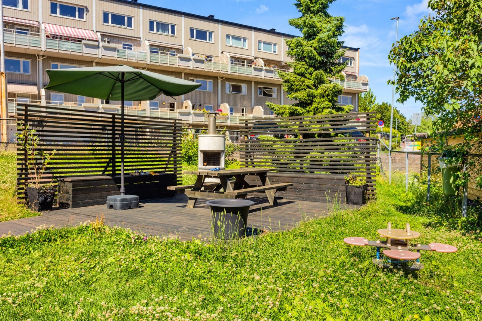Det er lagt til rette for hyggelig samvær i borettslaget for både barn og voksne. Galleribilde
