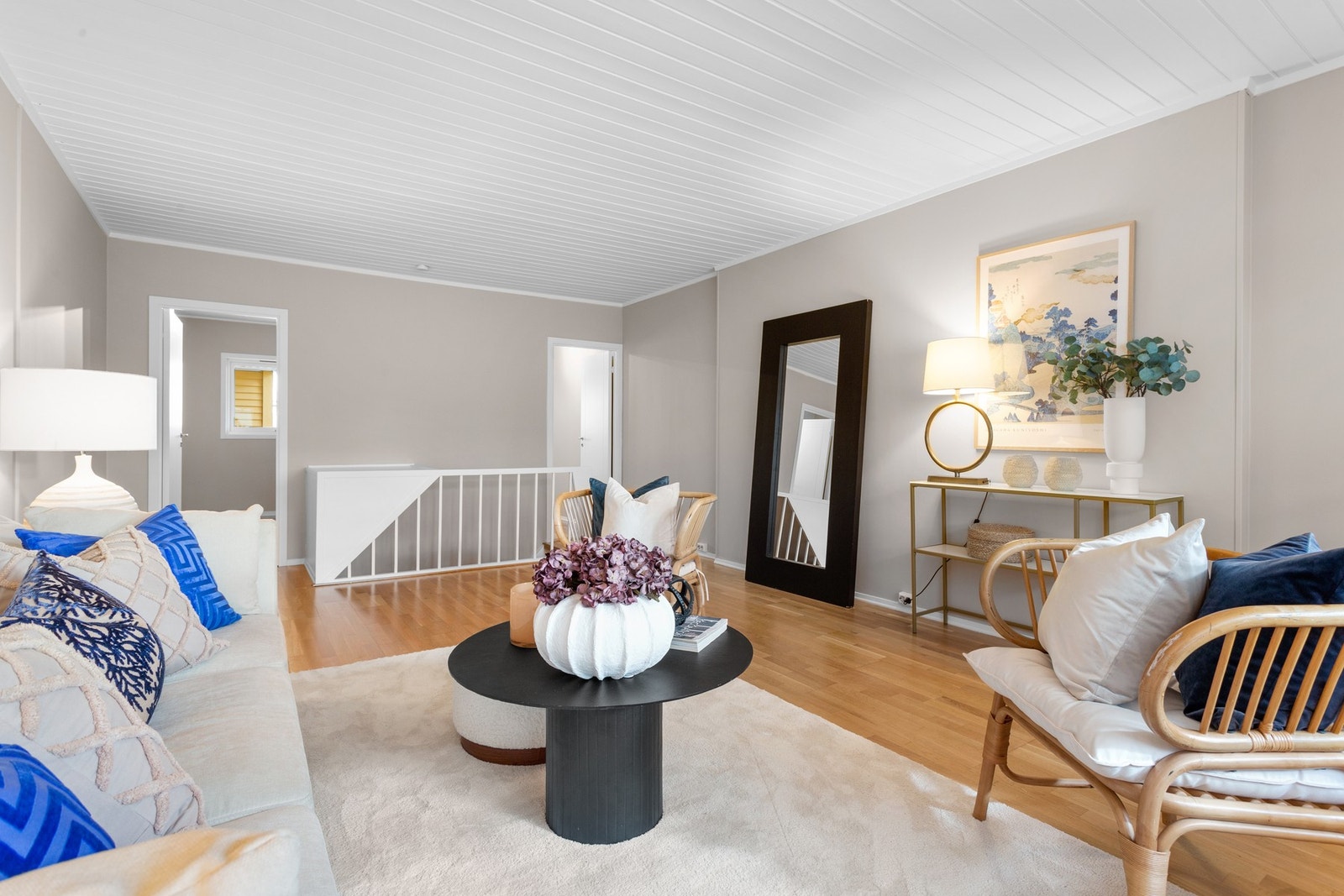 Stuen har god plass til hjerterom for hele familien. Plass til romslige sofa- og medieløsninger samt eget spisebord. Galleribilde