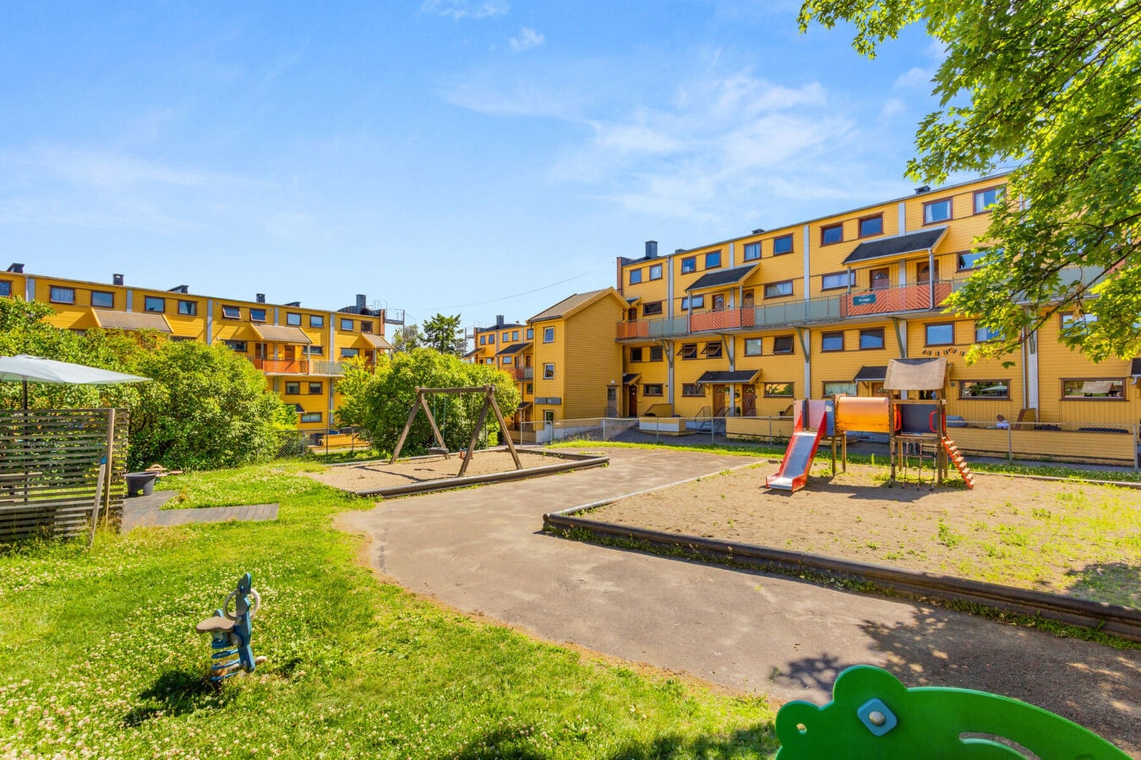 Fellesarealene er pent opparbeidet med gressplener, lekeplass og sittegrupper. Dyrehold er tillatt. Galleribilde