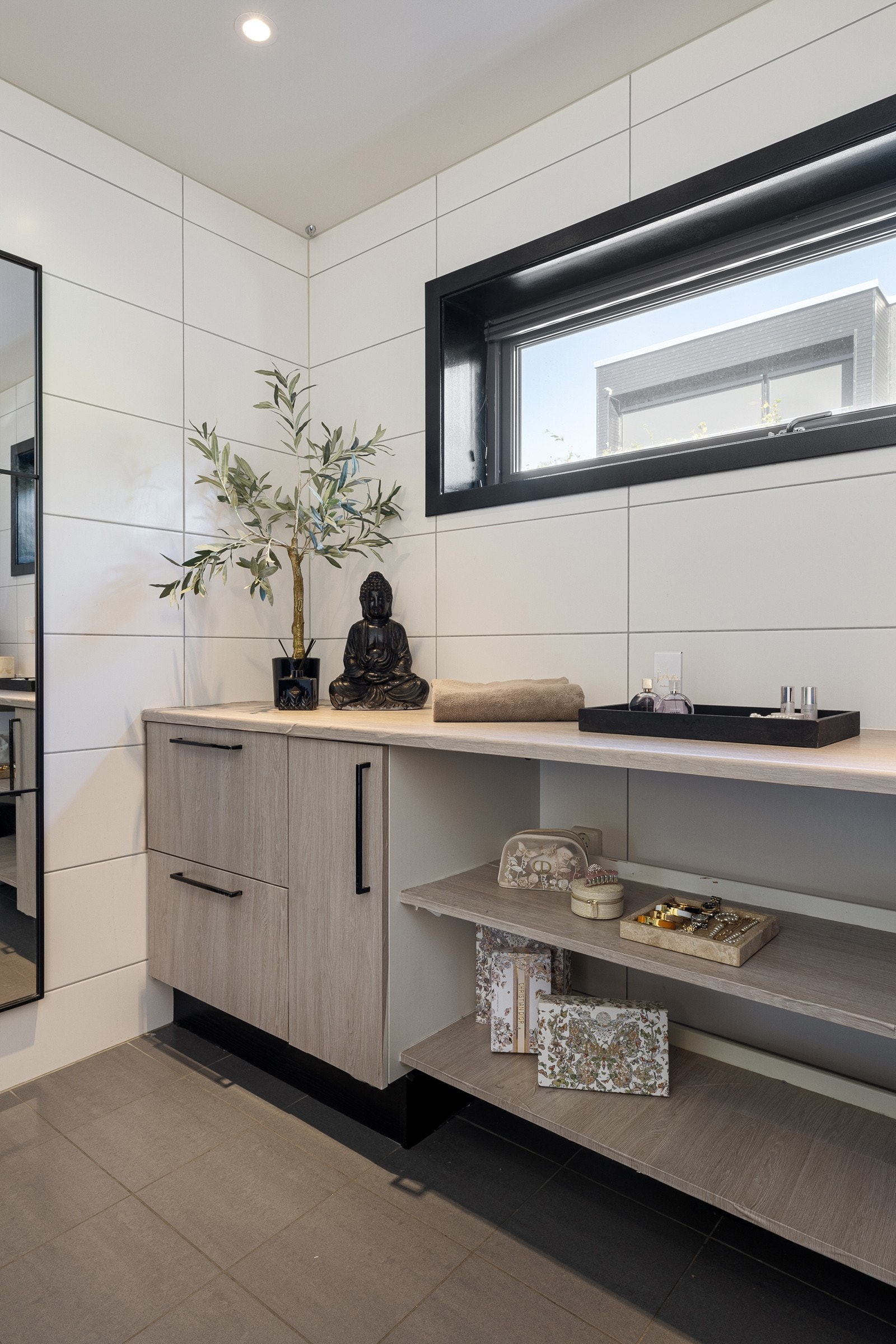 1. etasje: Godt med oppbevaringsplass på badet Galleribilde