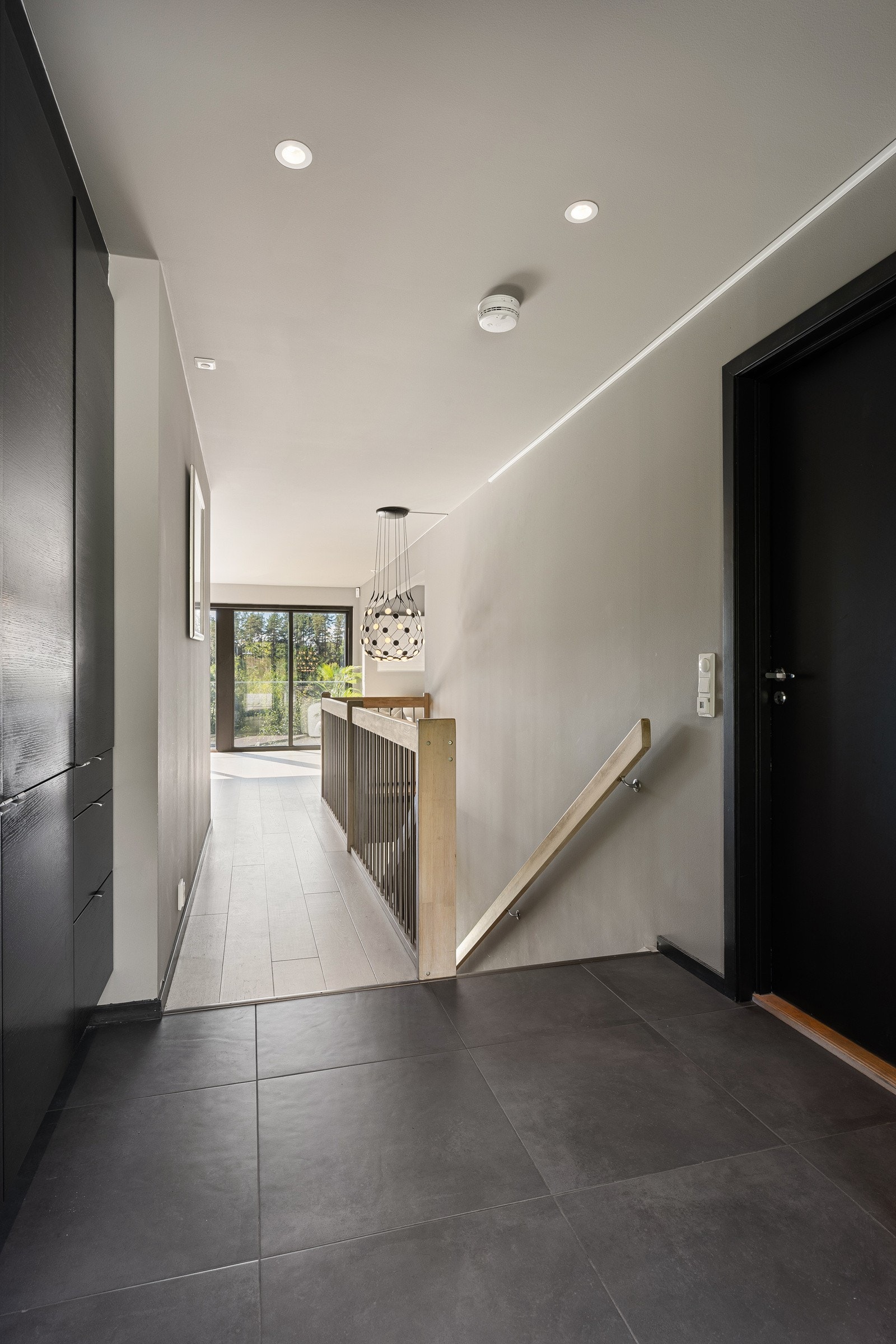 1. etasje: Godt med garderobeskap i entrè Galleribilde