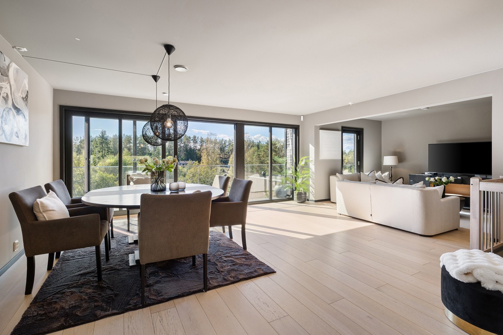 1. etasje: Store vindusflater som slipper lyset inn uten noen form for innsyn Galleribilde