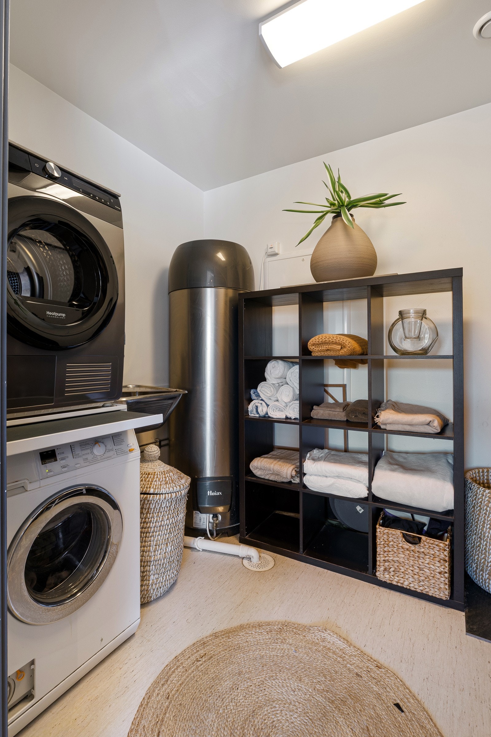 1. etasje: Det er eget vaskerom i boligen i tillegg til 2 flotte bad Galleribilde