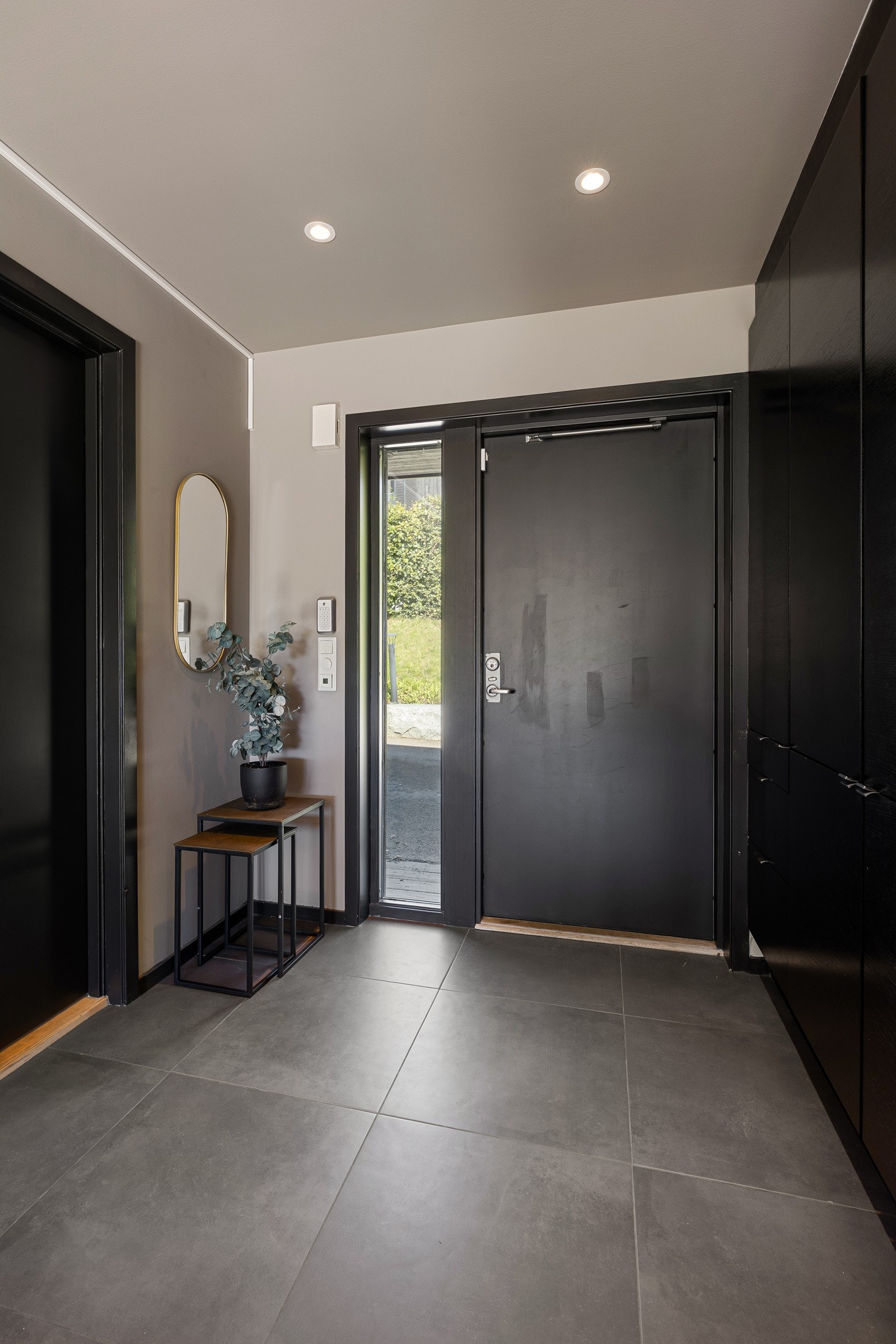 1. etasje: Romslig entrè Galleribilde