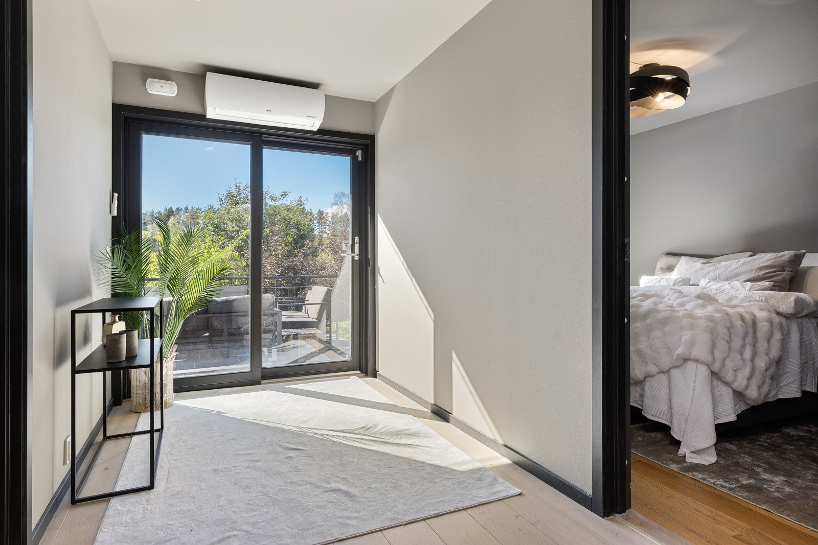 U. etasje: Fra gangen går du rett ut til en stor og solrik terrasse som ligger usjenert og flott til Galleribilde