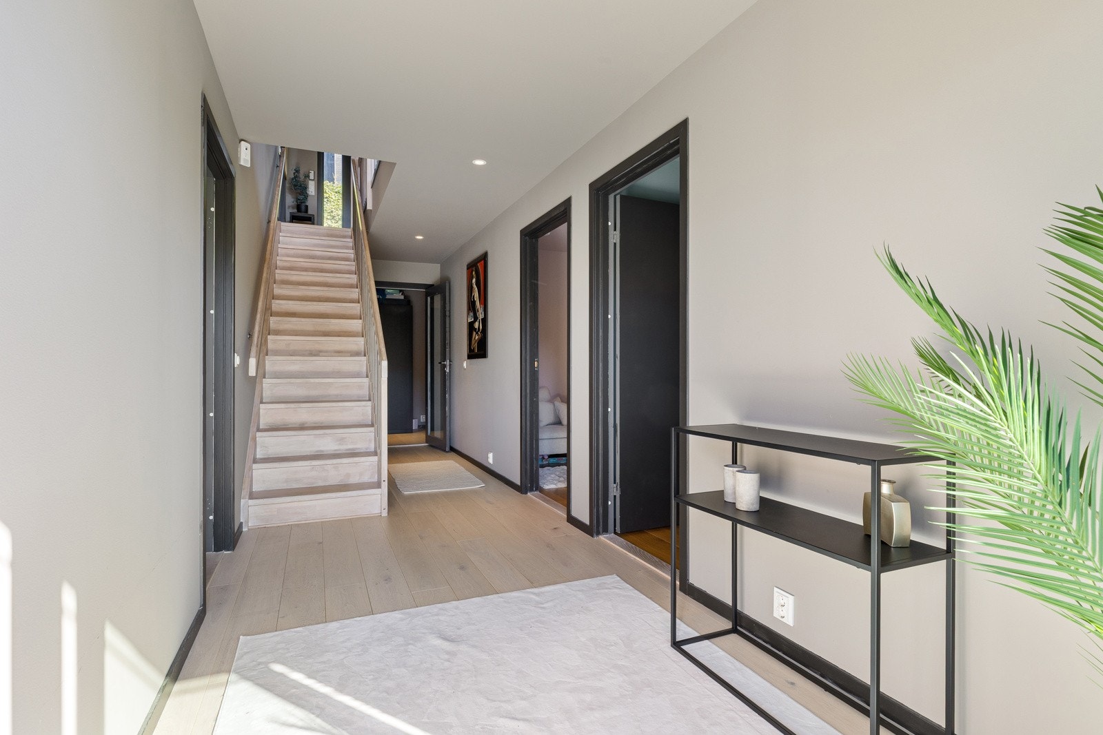 U. etasje: Fra entrèen går trappen ned til gangen Galleribilde