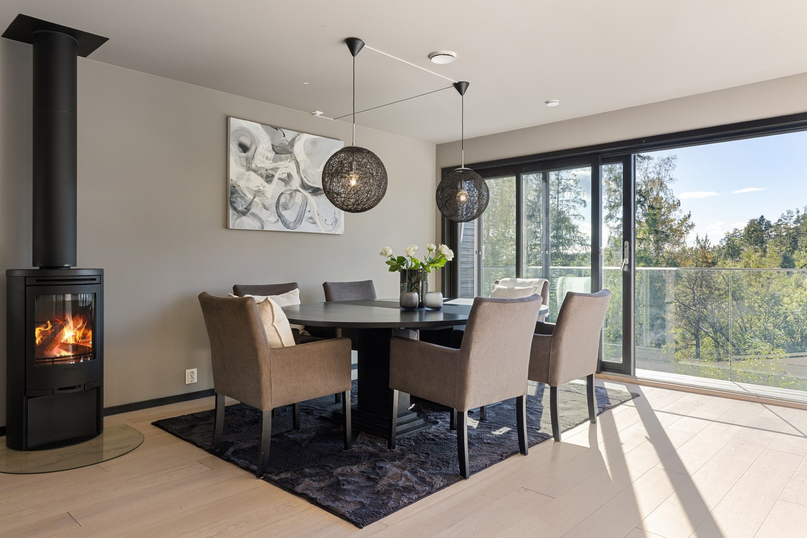 1. etasje: I tilknytning til spisestuen er det en koselig peisovn Galleribilde