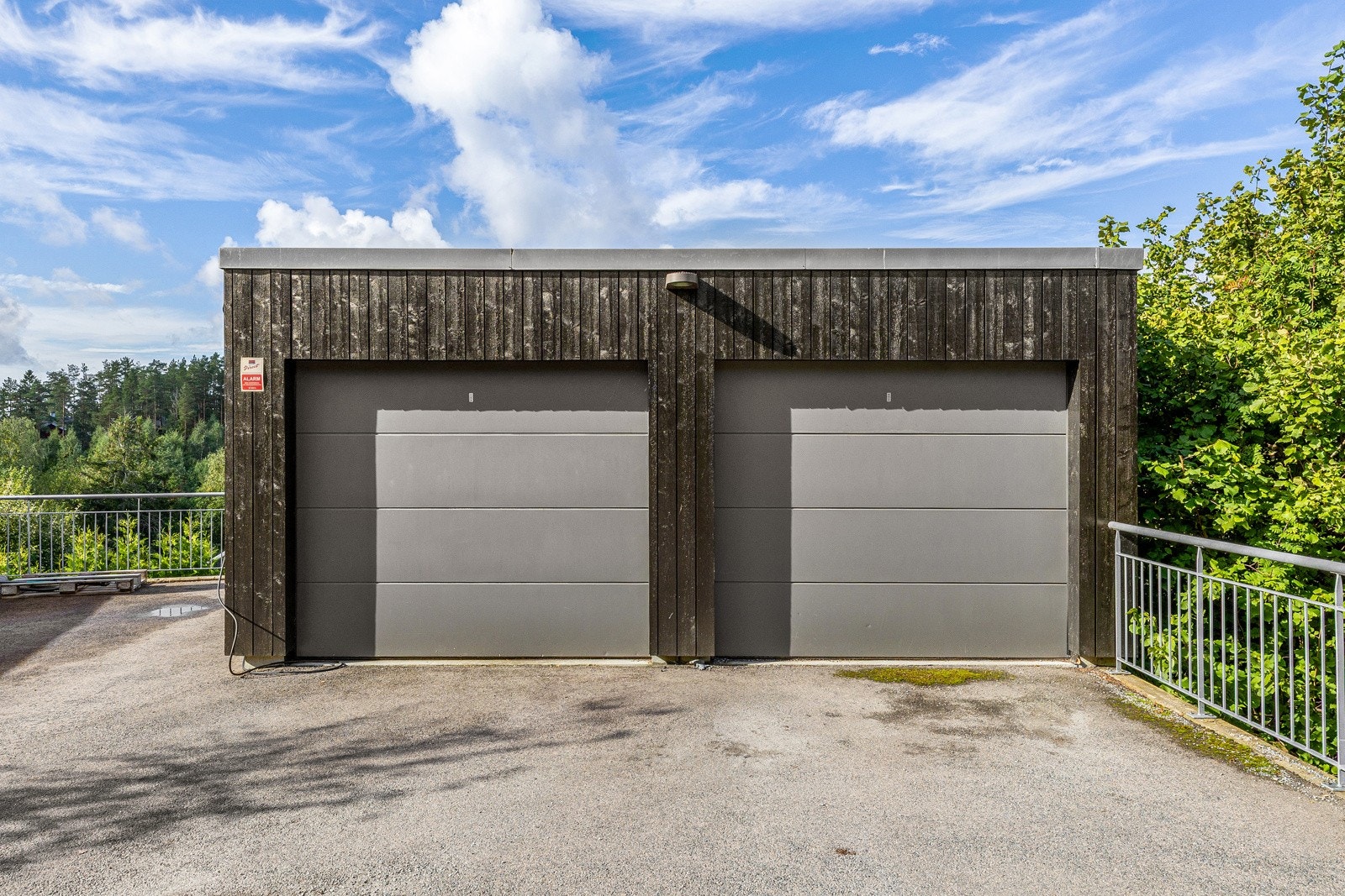 Det medfølger 1 garasjeplass i tillegg til biloppstillingsplass ved inngangspartiet Galleribilde