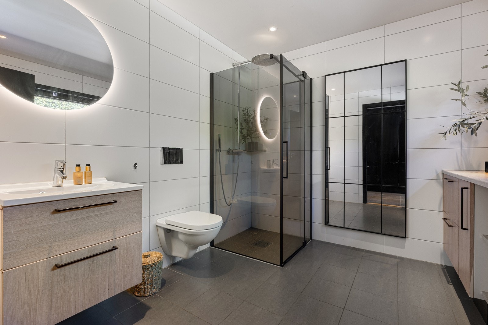 1. etasje: Flott flislagt bad med varmekabler og downlights Galleribilde