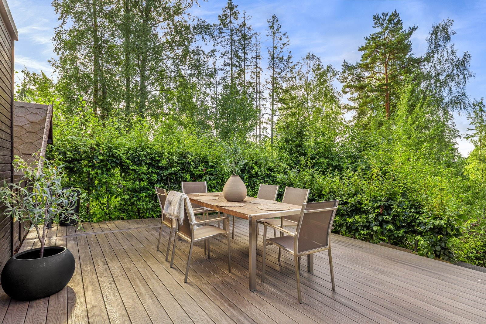 1. etasje: Uteplassen ligger meget usjenert til med gode solforhold Galleribilde