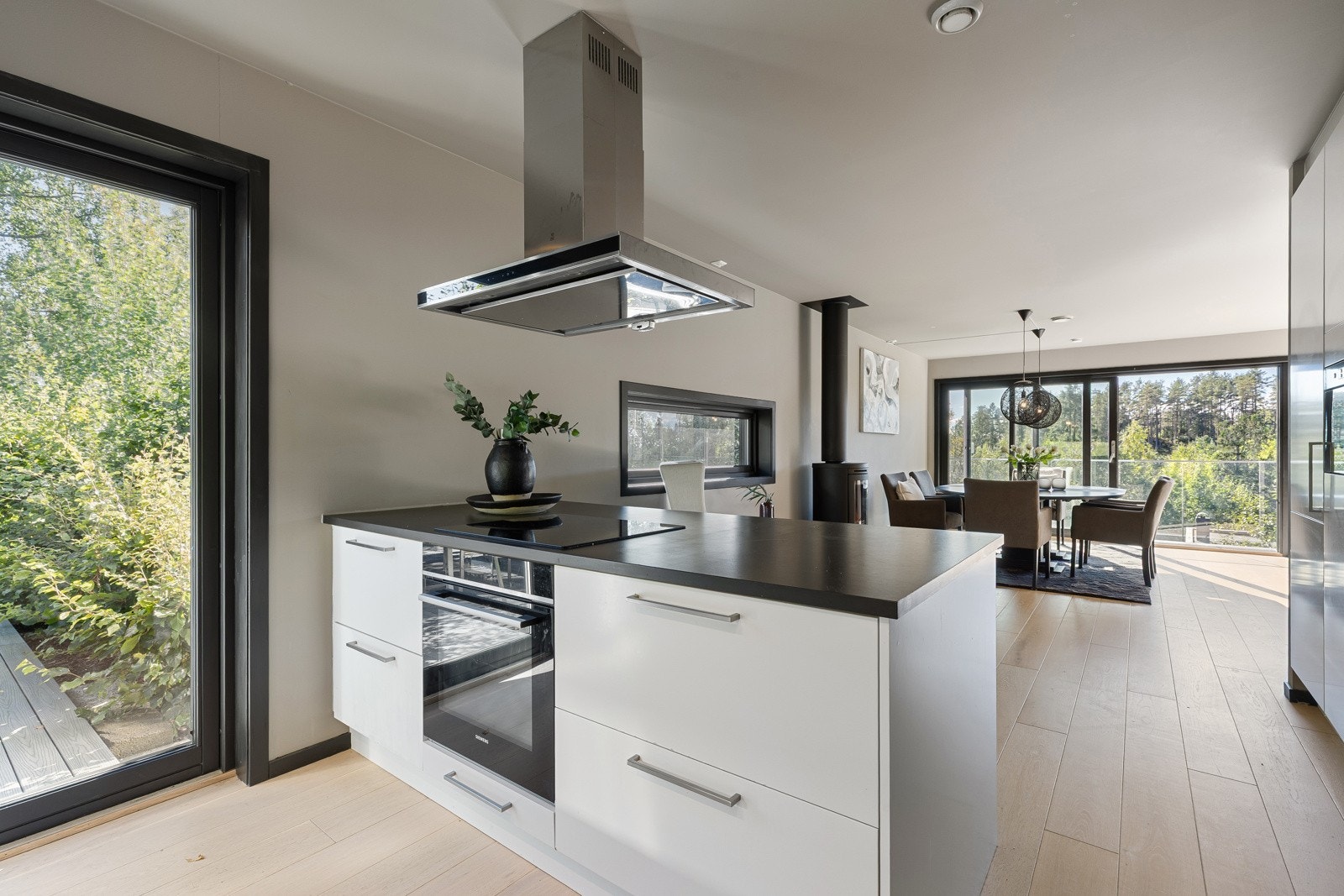 1. etasje: Kjøkkenøy med platetopp og ventilator Galleribilde