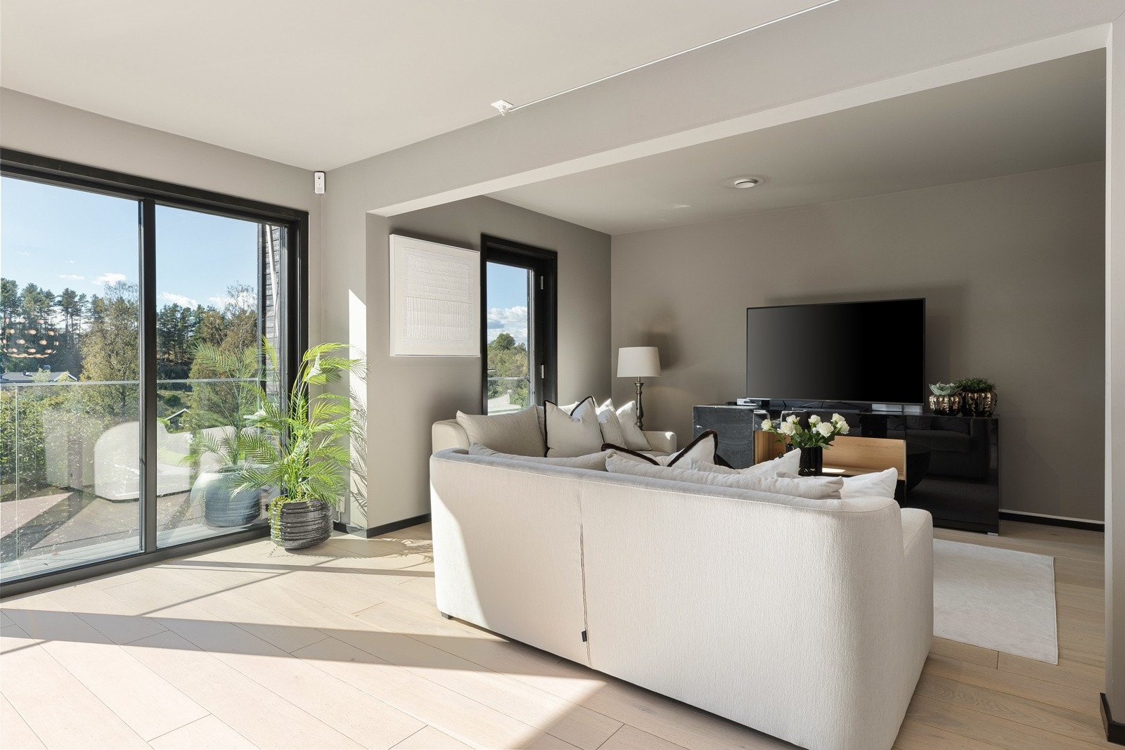 1. etasje: Store skyvedører med utgang til balkong. Her kan du slippe naturen inn i stuen Galleribilde