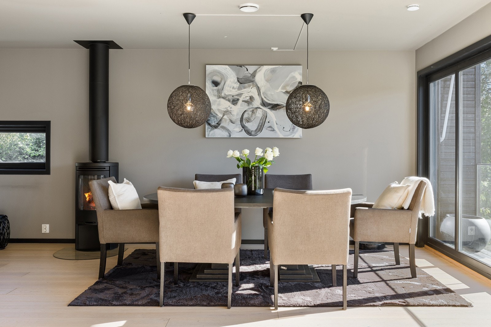 1. etasje: Stor spisestue med plass til mange gjester Galleribilde