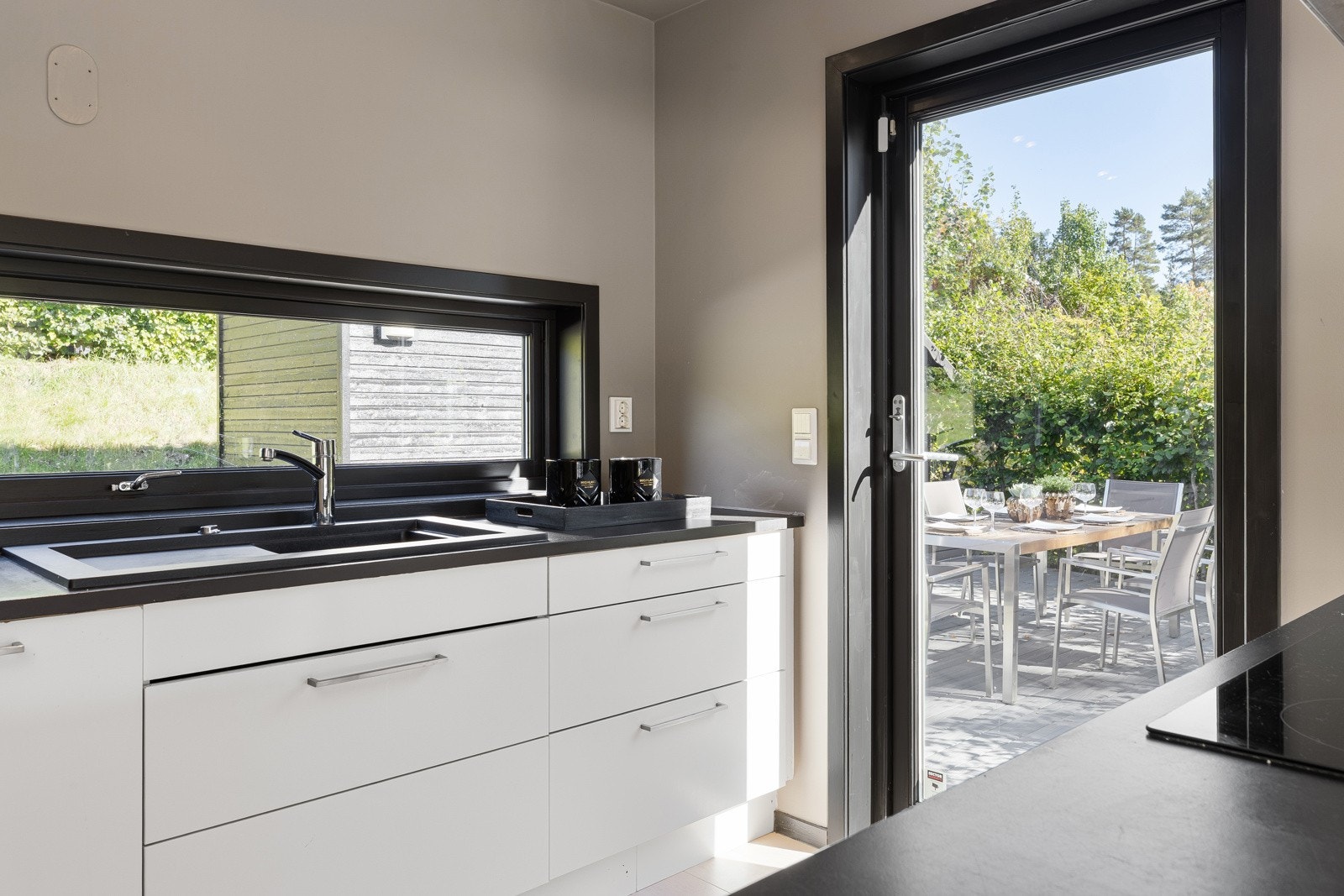 1. etasje: Fra kjøkkenet er det direkte utgang til en romslig terrasse Galleribilde