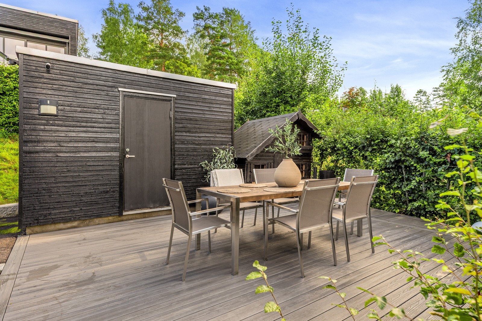 1. etasje: Praktisk sportsbod i tilknytning til terrassen og inngangspartiet Galleribilde