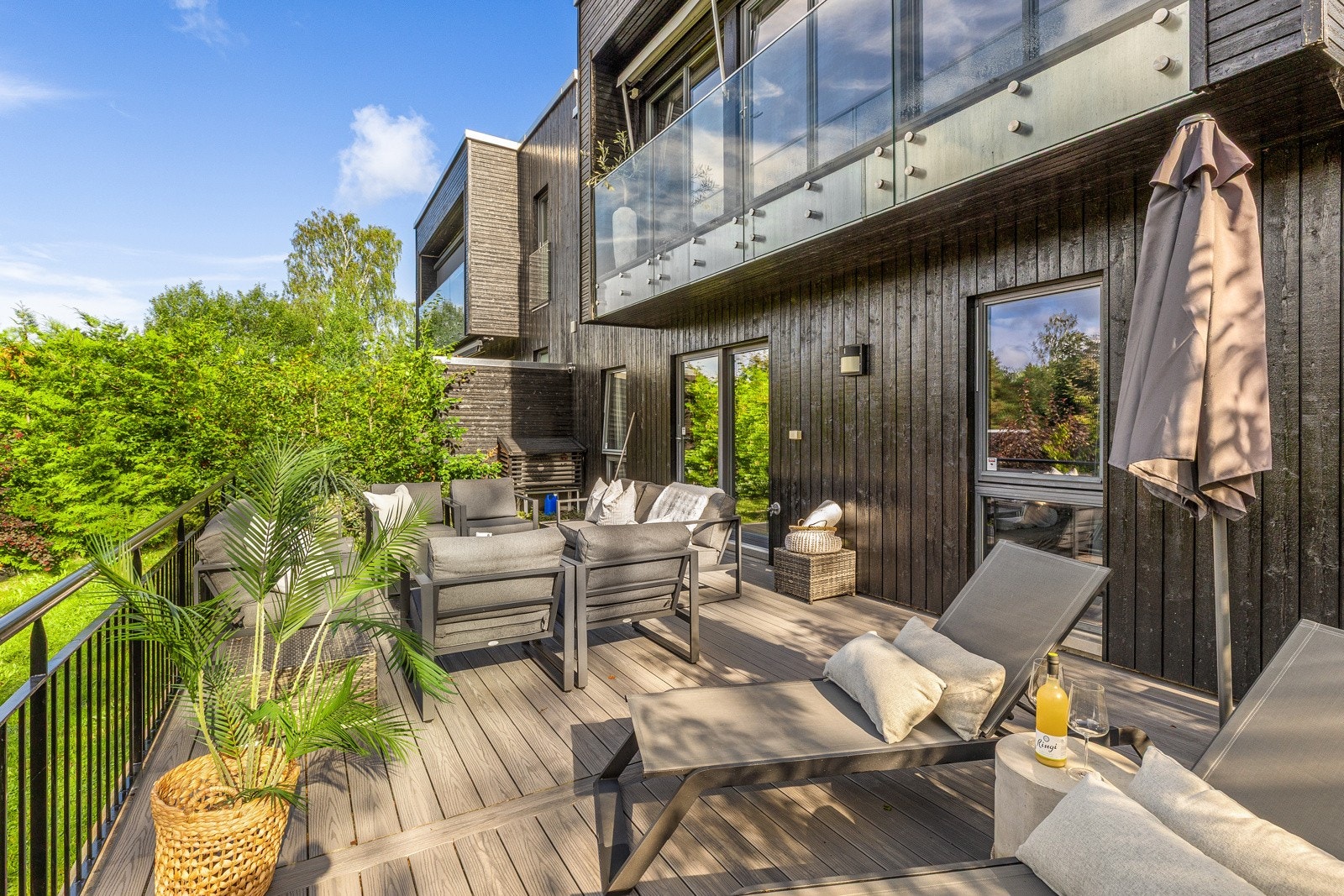 U. etasje: Her kan du invitere gjester og nyte solen Galleribilde