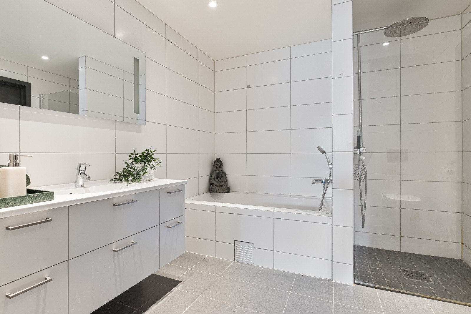 U. etasje: Det er både badekar og dusj på hovedbadet Galleribilde