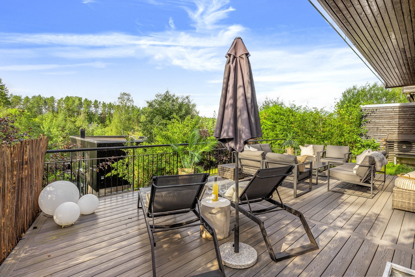 U. etasje: Senk skuldrene og nyt sola Galleribilde