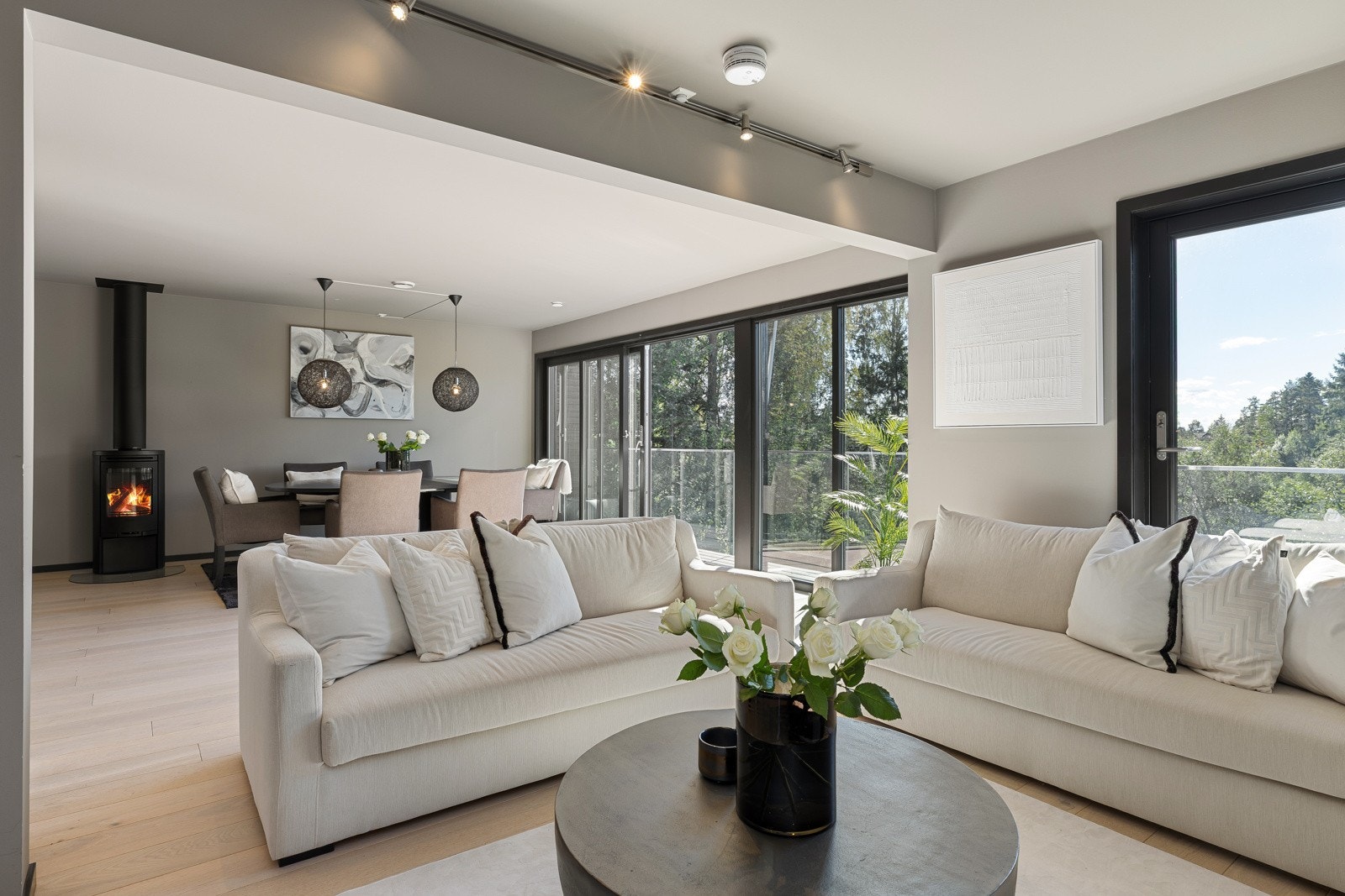 1. etasje: Stuen har lyse overflater og 1 stavs eikeparkett på gulvet Galleribilde