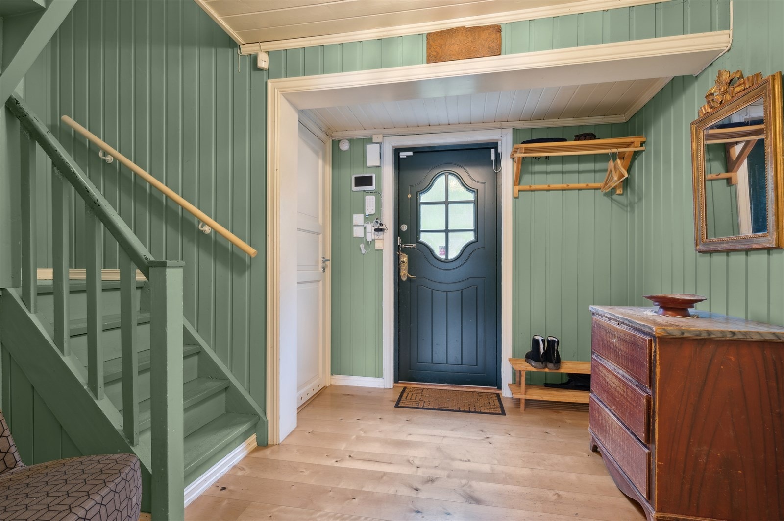 Velkommen inn! Her er det god plass til å henge fra seg yttertøyet. Galleribilde