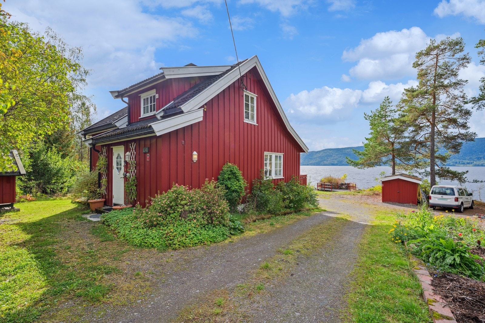 Hovedhuset er godt vedlikeholdt og gjennomgikk en totalrenovering i 2007, med bl.a. nytt tak, vinduer, kledning. Galleribilde