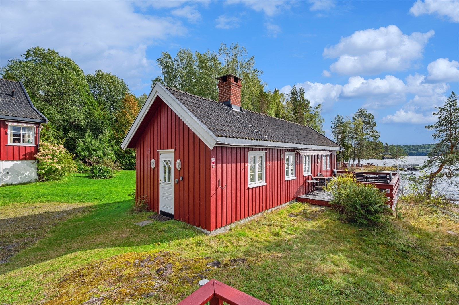 Annekser ligger bokstavelig takt et steinkast fra vannet. Panoramautsikt fra første rad. Galleribilde