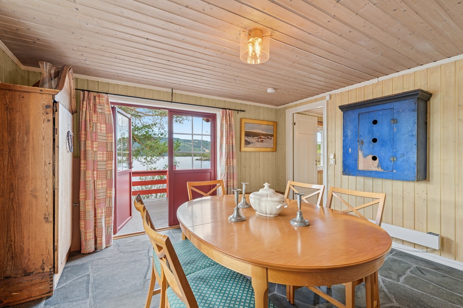 Utgang til romslig terrasse. Galleribilde