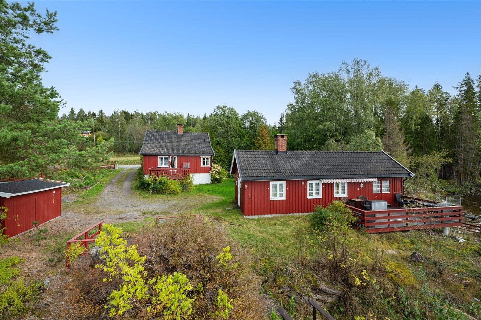 Her får du en komplett eiendom med bolig, bryggerhus og garasje - perfekt for både helårsbruk og fritid. Galleribilde