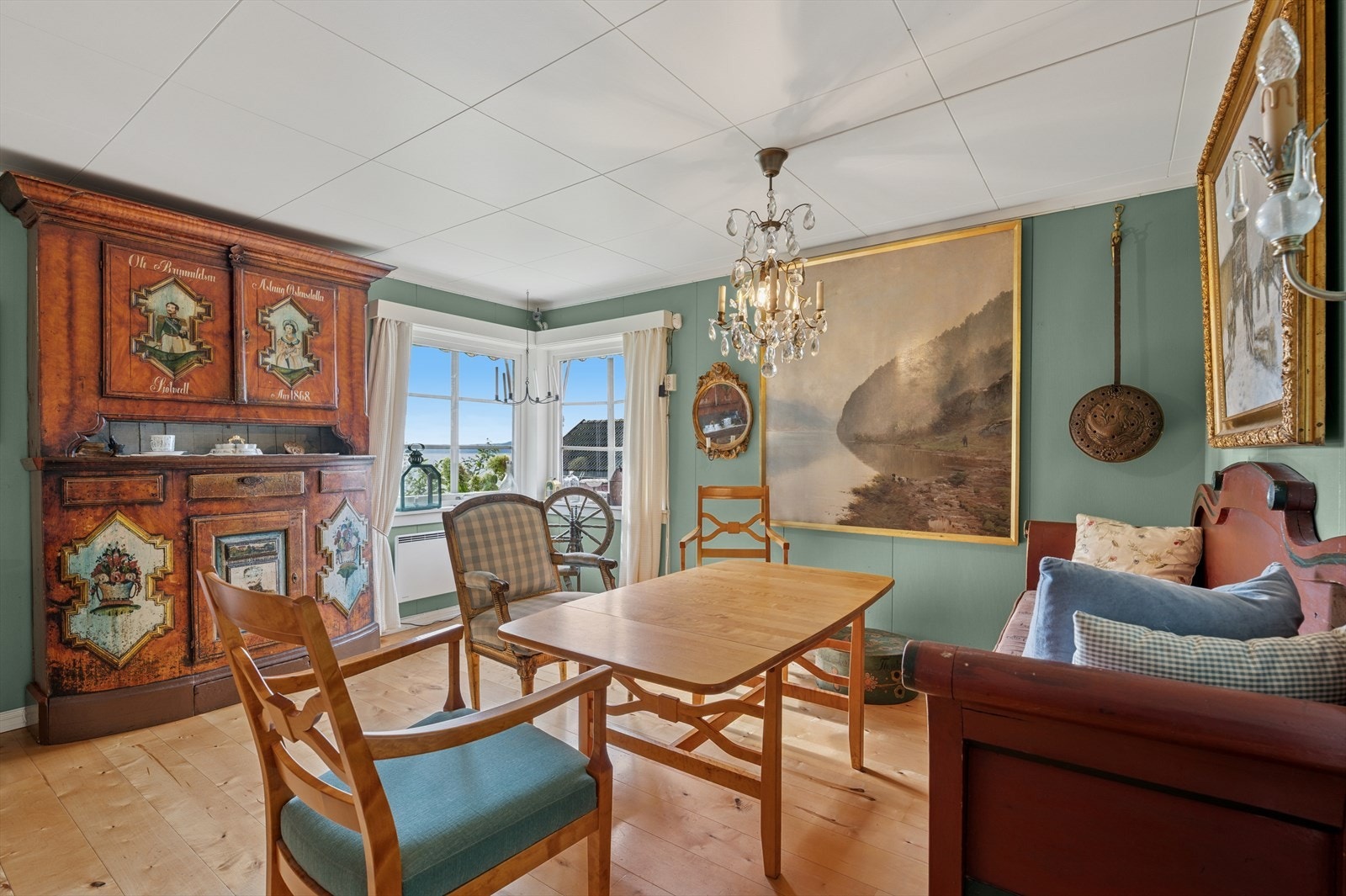 Boligen har to stuen, begge er romslige med gode muligheter for å lage seg ulike soner får både spisestue, salong og tilhørende møblement. Galleribilde