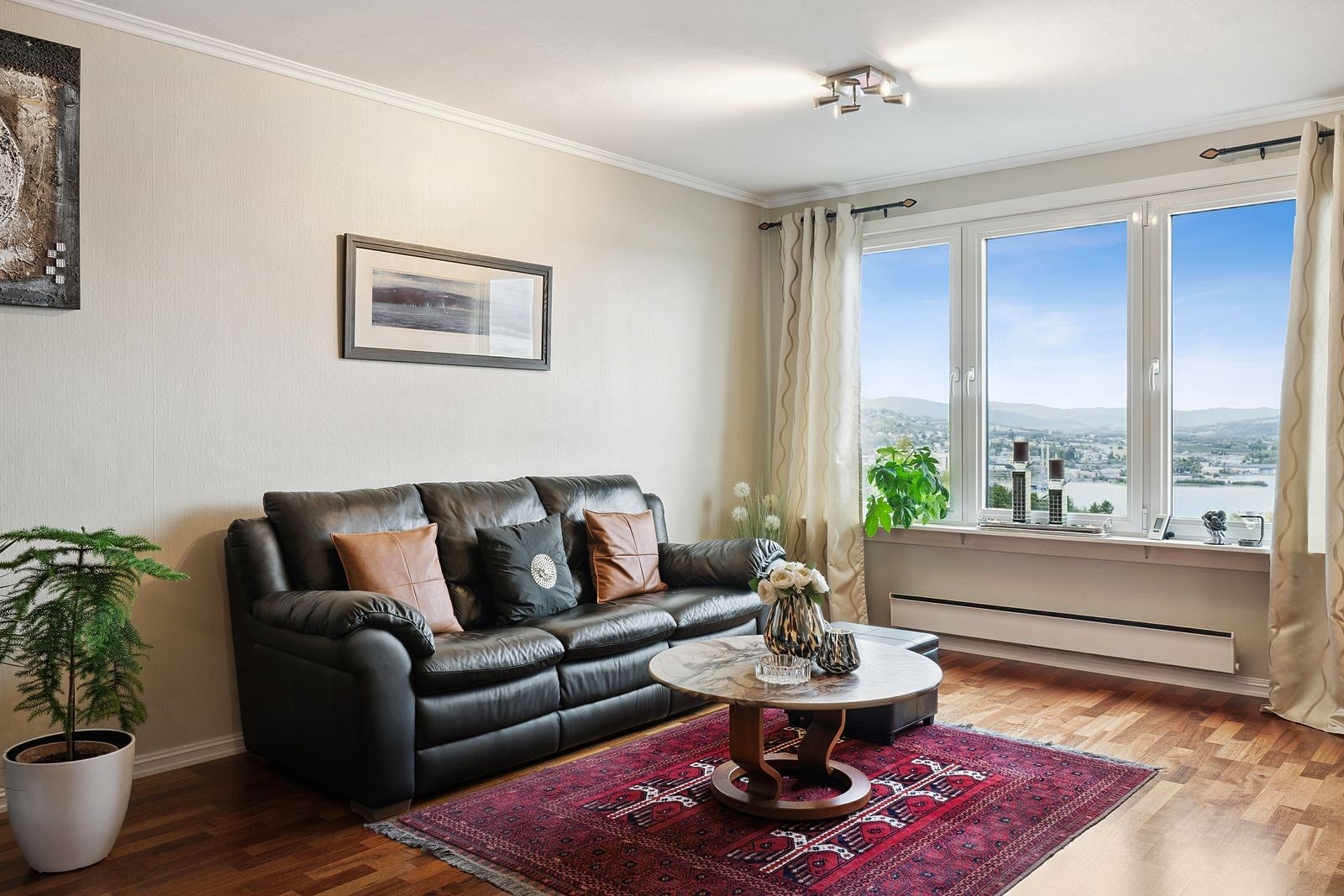 En stue som passer like godt til hverdags som til festlige anledninger. Galleribilde