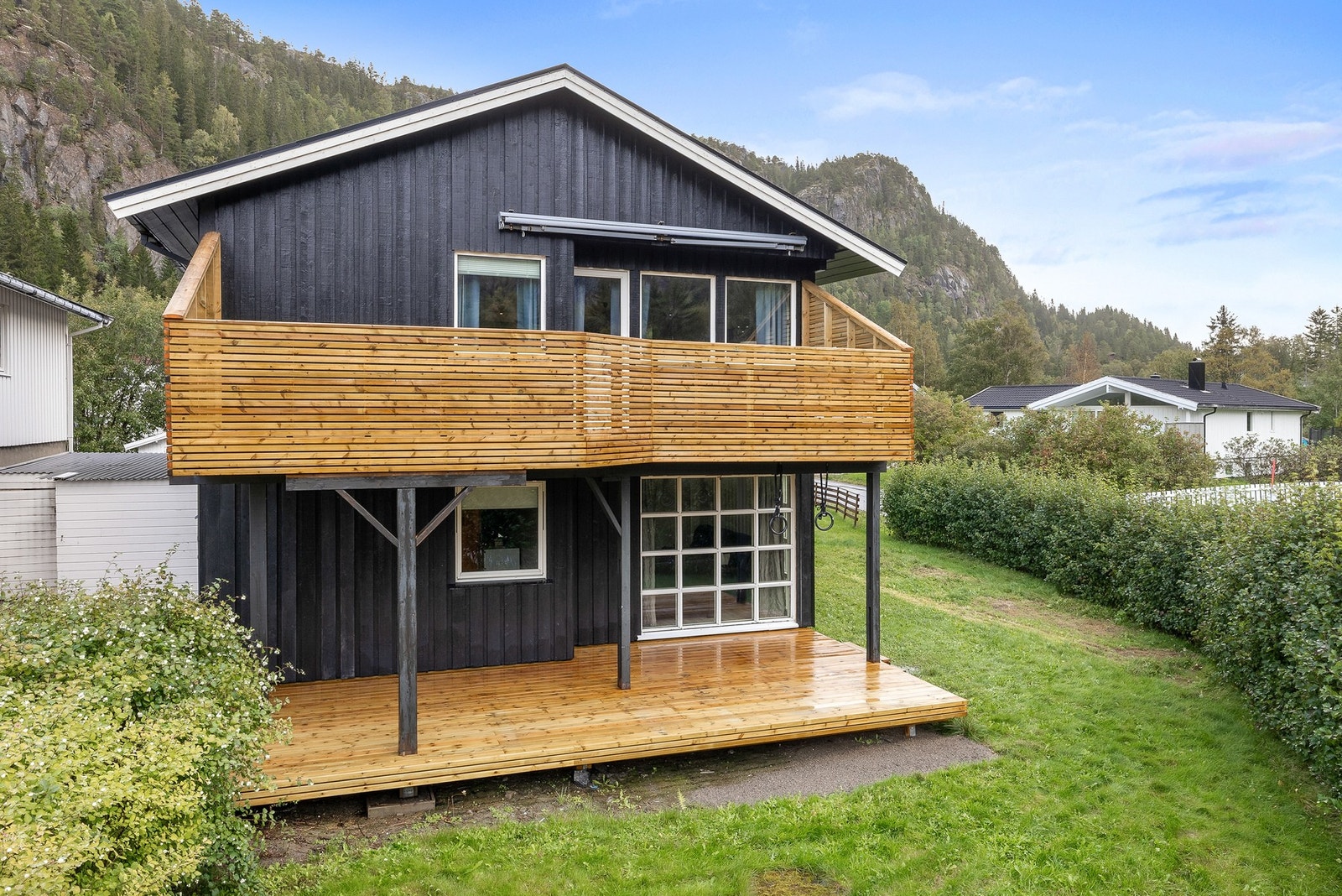 Frodige omgivelser og pent opparbeidet hage Galleribilde