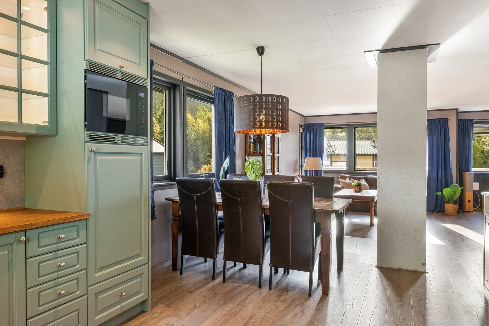 Romslig hovedplan oppe med kjøkken, stue, soverom og bad Galleribilde