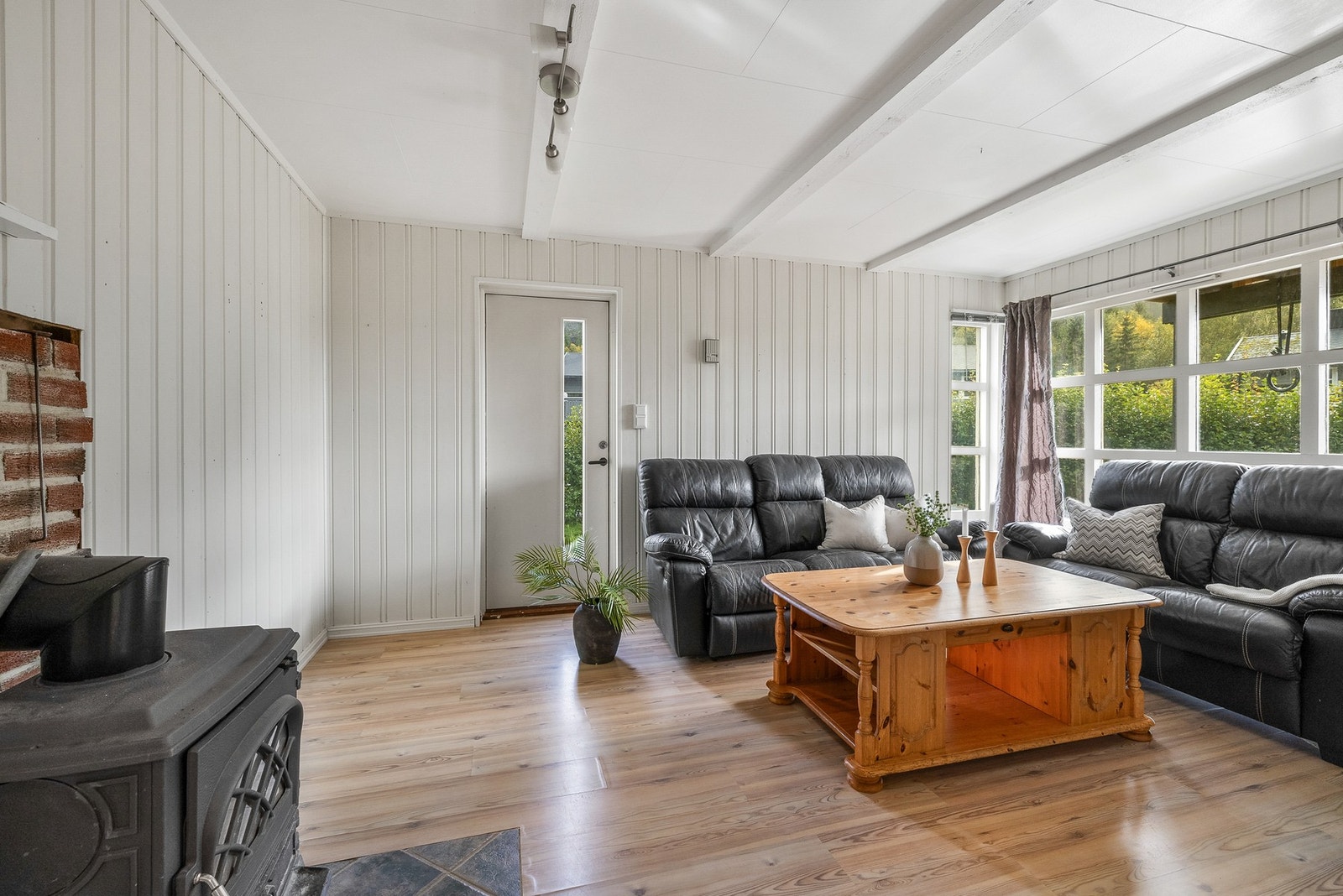 Praktisk og skjermet TV-stue i underetasjen Galleribilde