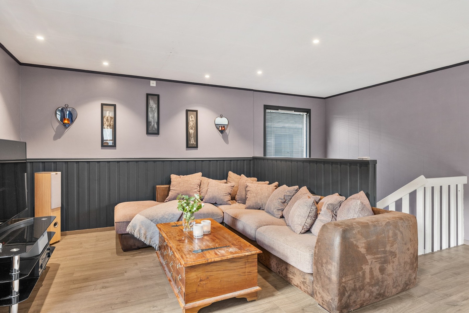 Spotter i himlingen gir et moderne preg og skaper en lun atmosfære Galleribilde