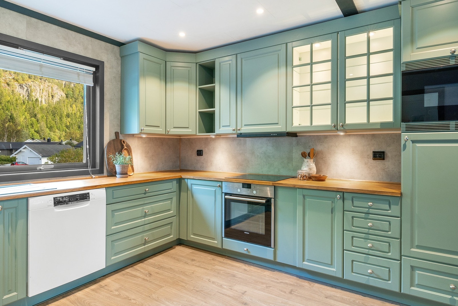 Kjøkkenet har innredning med profilerte fronter og benkeplaten er av heltre Galleribilde