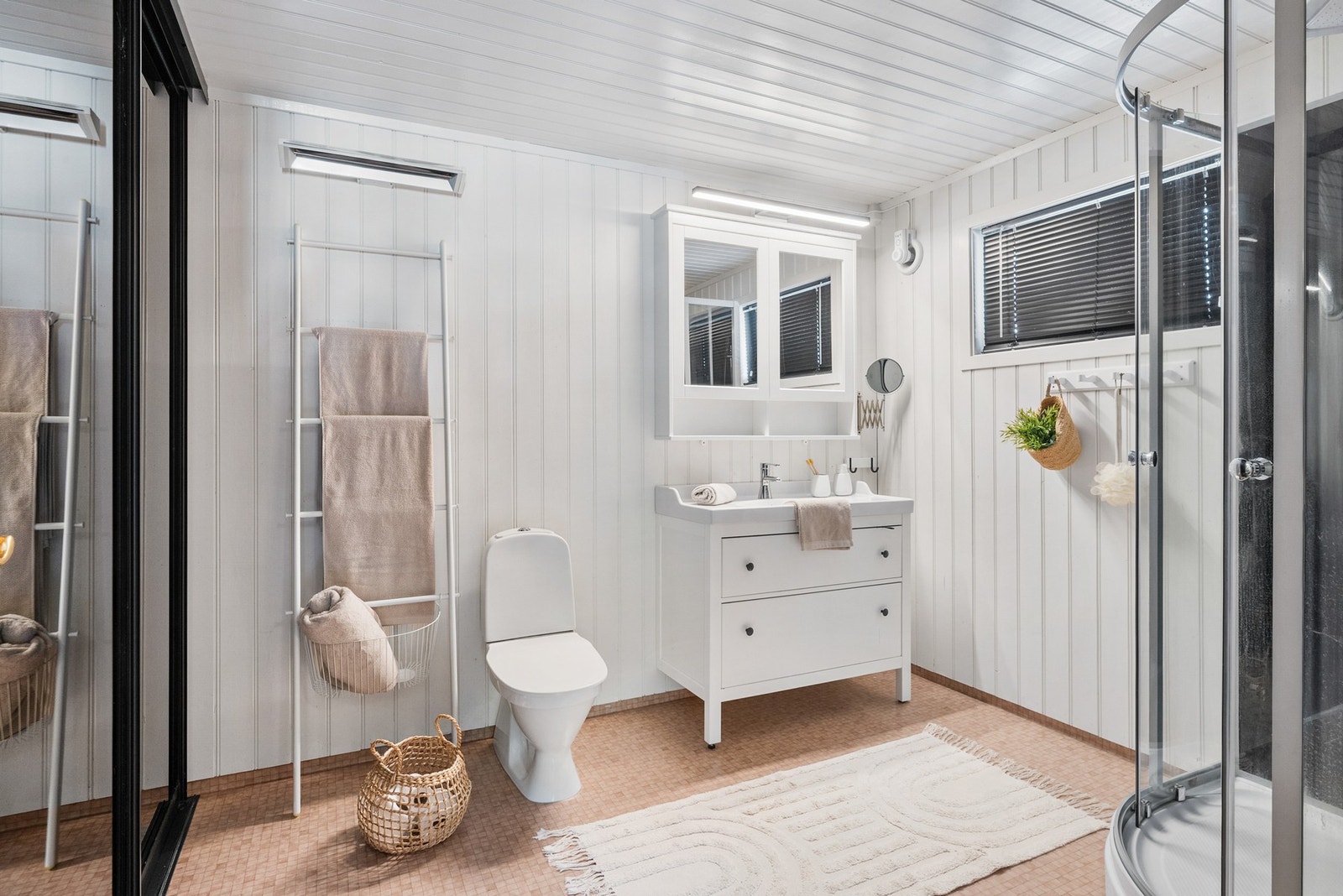 Bad fra byggeår med delvis fornying av innredning og dusjkabinett Galleribilde