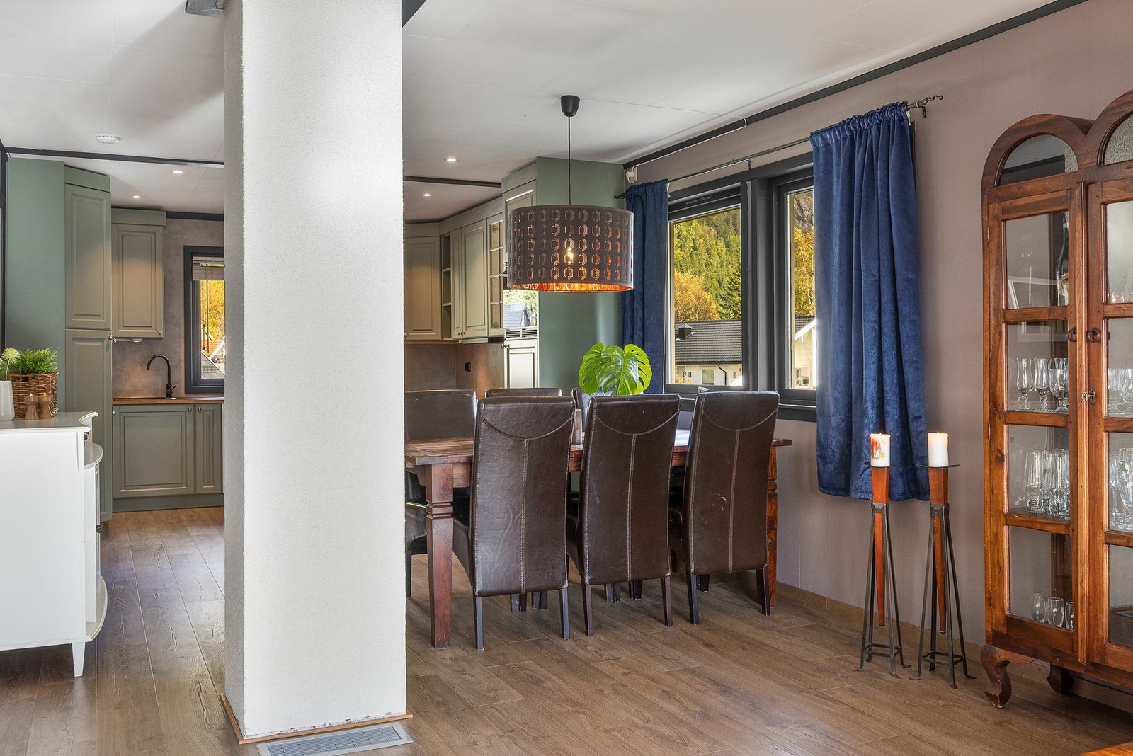 God flyt mellom kjøkken og stue gjør spisesonen til et naturlig samlingspunkt i hjemmet Galleribilde