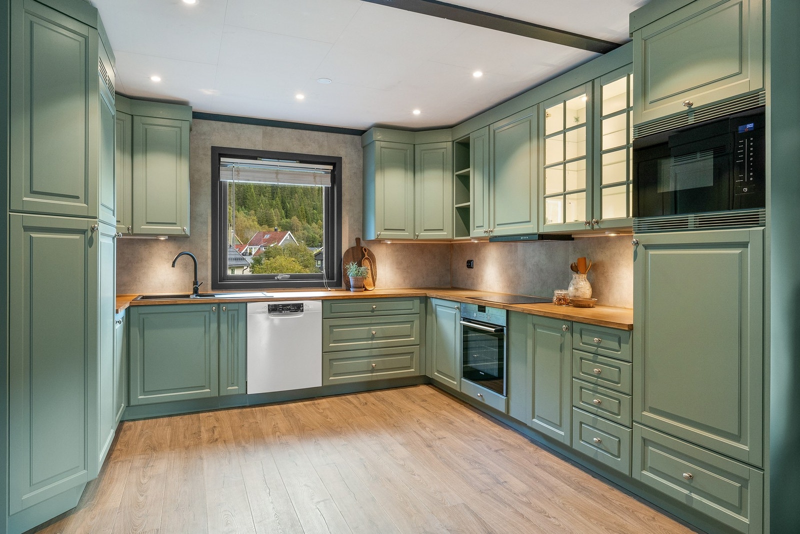 Kjøkkenet er stort og funksjonelt, med rikelig plass til både kokkelering og familiehygge! Galleribilde