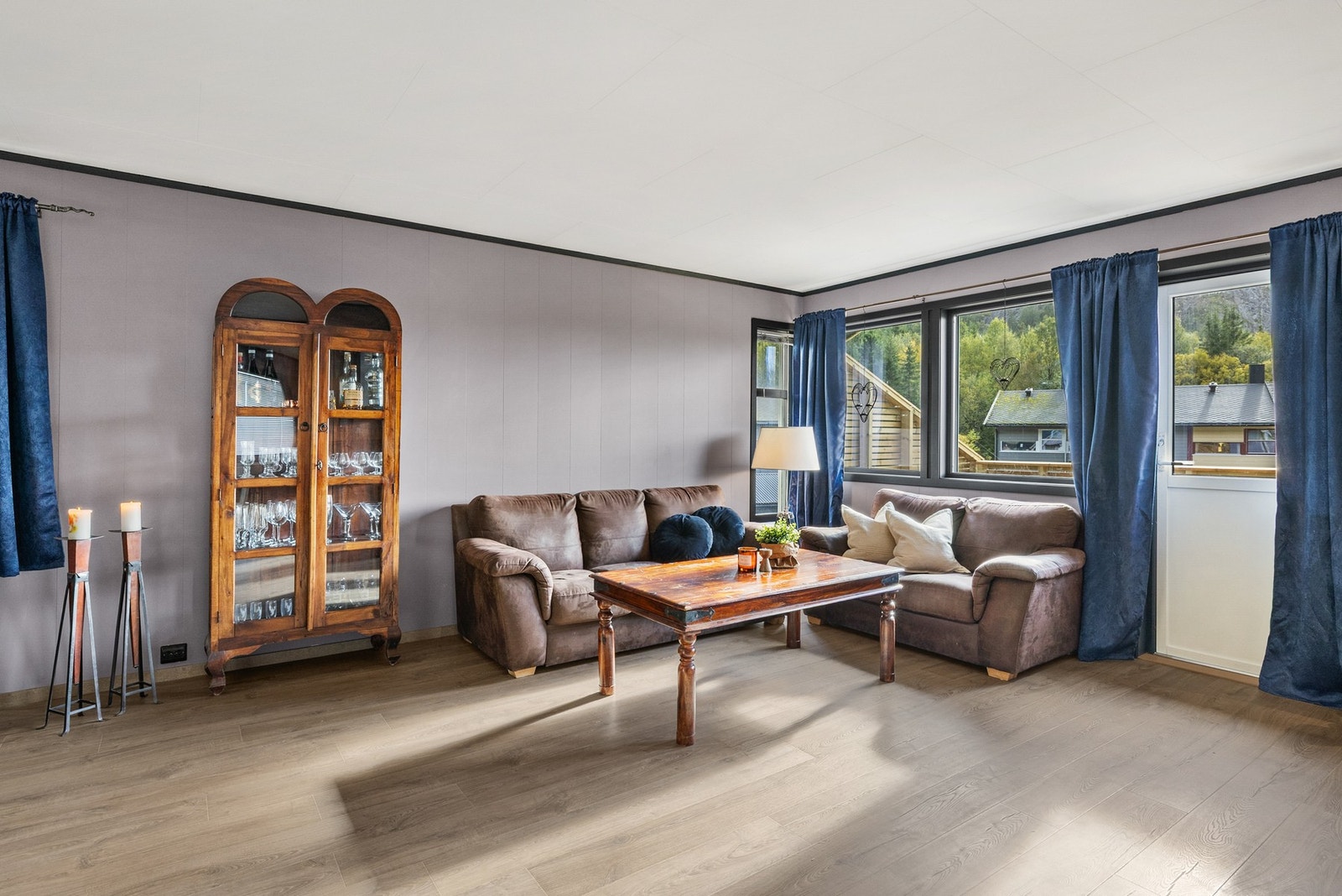 Fra stuen er det direkte utgang til en romslig veranda Galleribilde