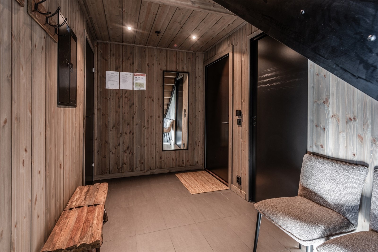 Inngangsparti. Bad t.v Galleribilde