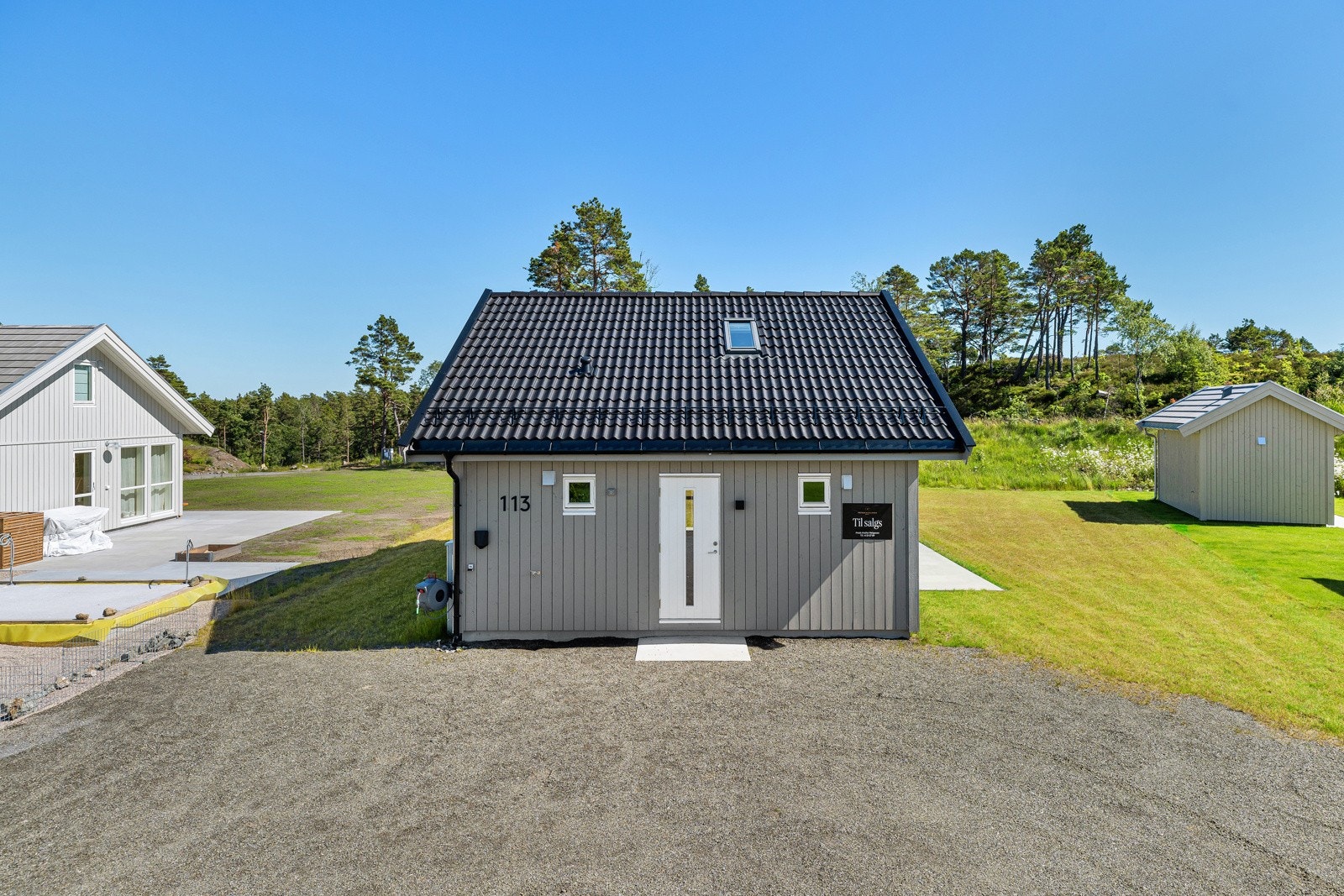 Godt med biloppstillingsplasser på egen tomt. Det er montert elbil-lader Galleribilde