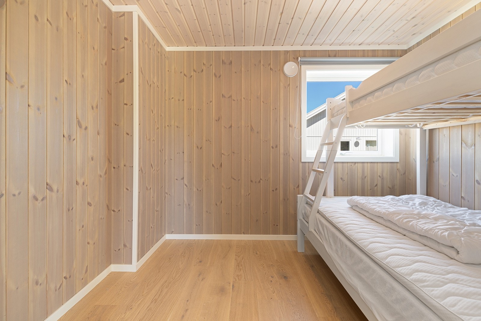 Romslig soverom i første etasje Galleribilde