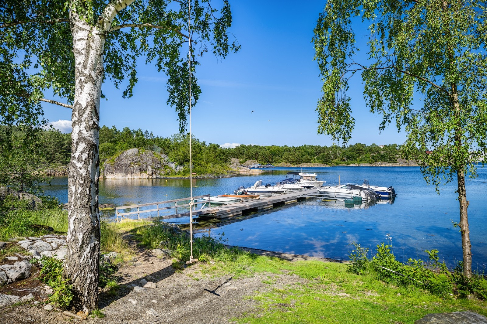 Fra hytta er det i underkant av 300 meter ned til bryggeanlegg med medfølgende leie av båtpass og badeplasser i Alvekilen Galleribilde
