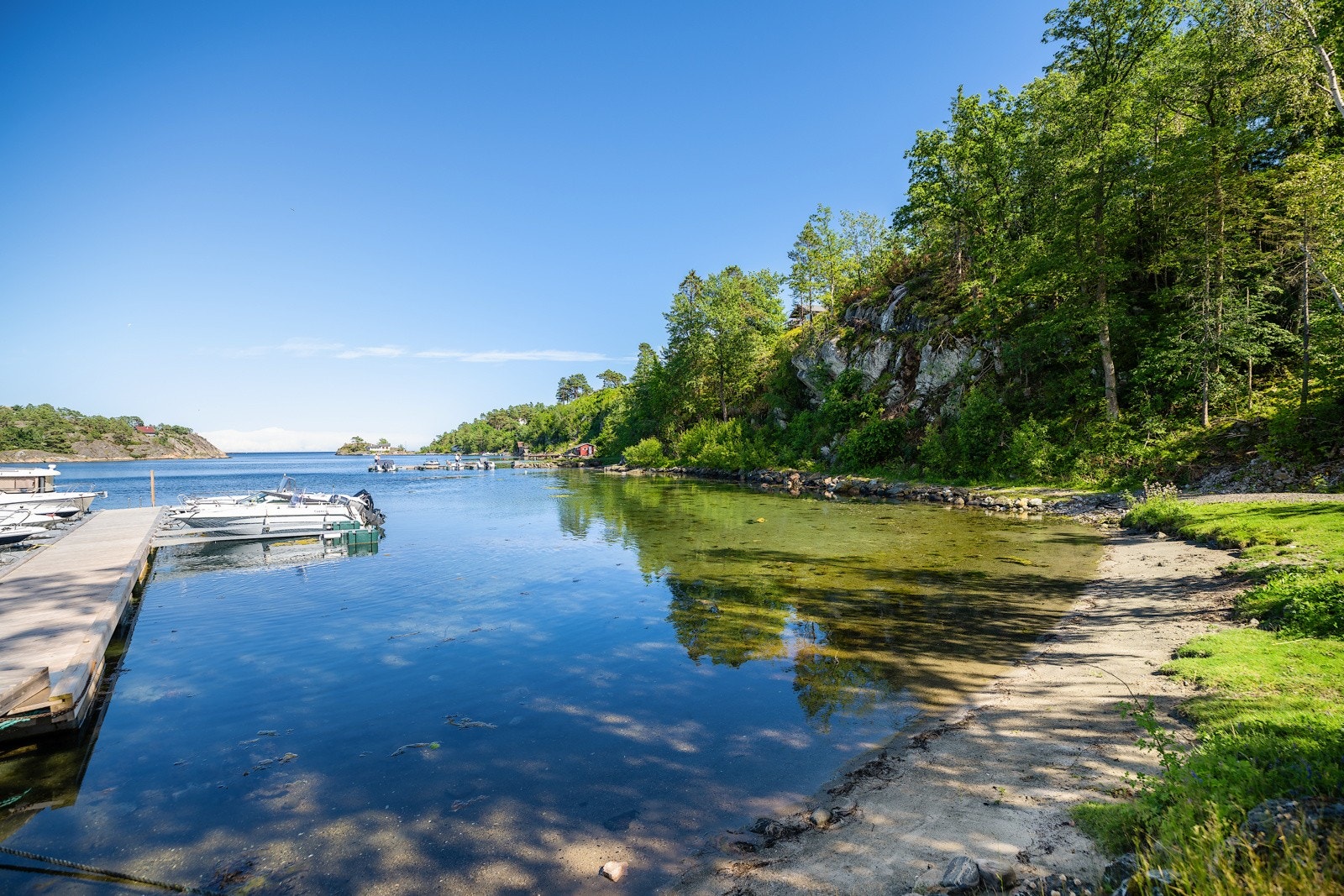Sandstrand og bademuligheter fra brygga Galleribilde