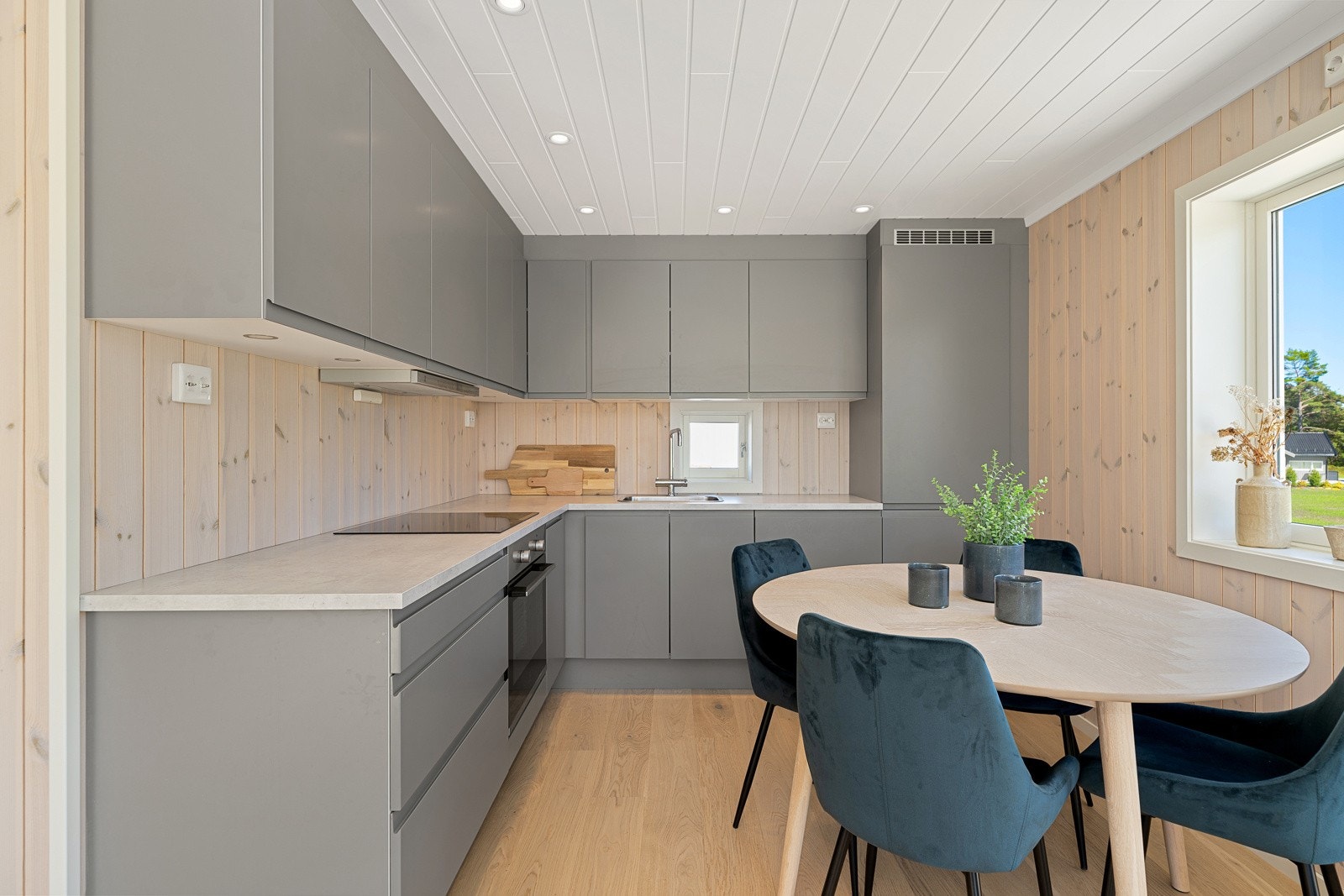 Plass til spisebord - Det meste av inventar kan følge hytta Galleribilde