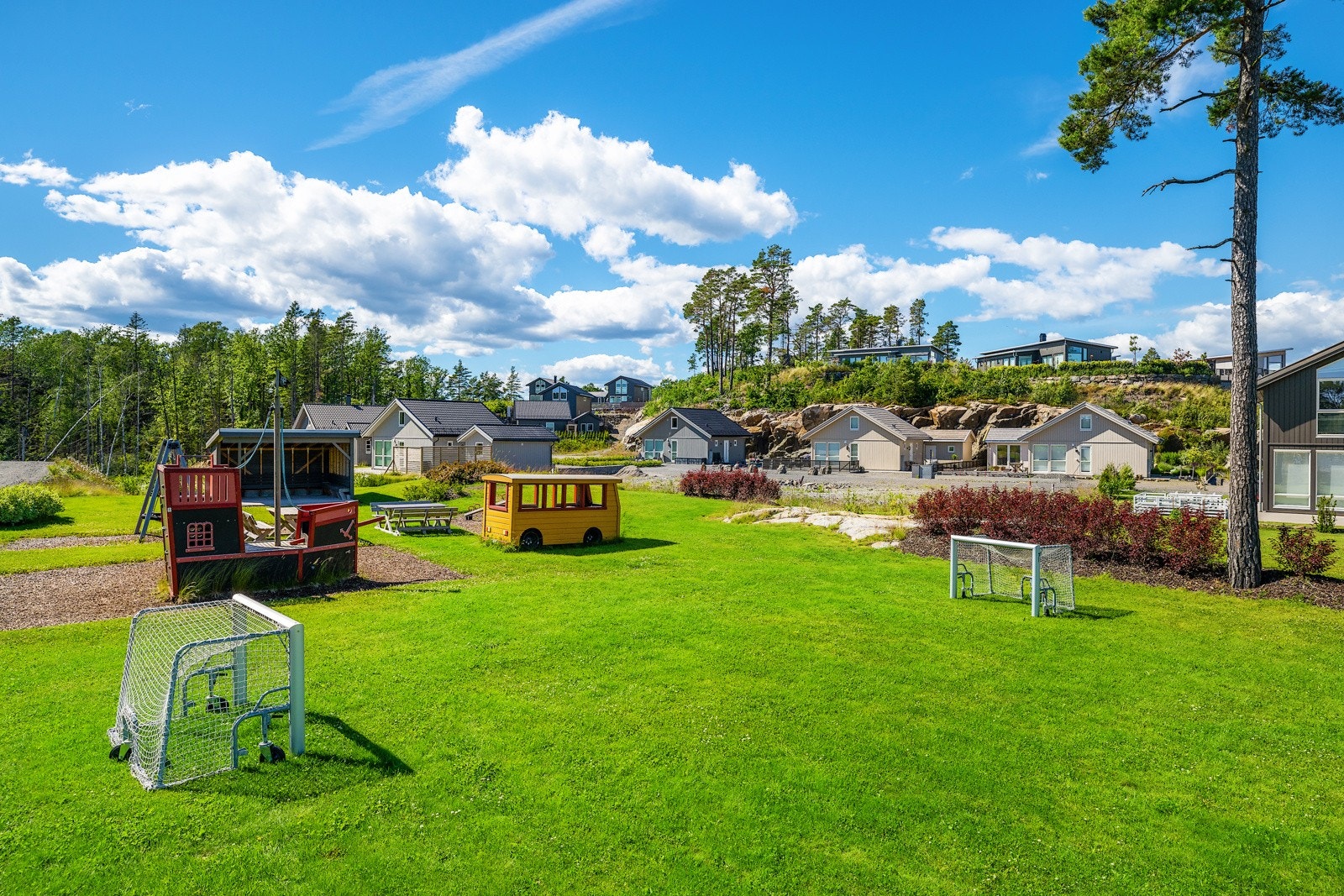 Flott lekeplass med plen like ved hytta Galleribilde