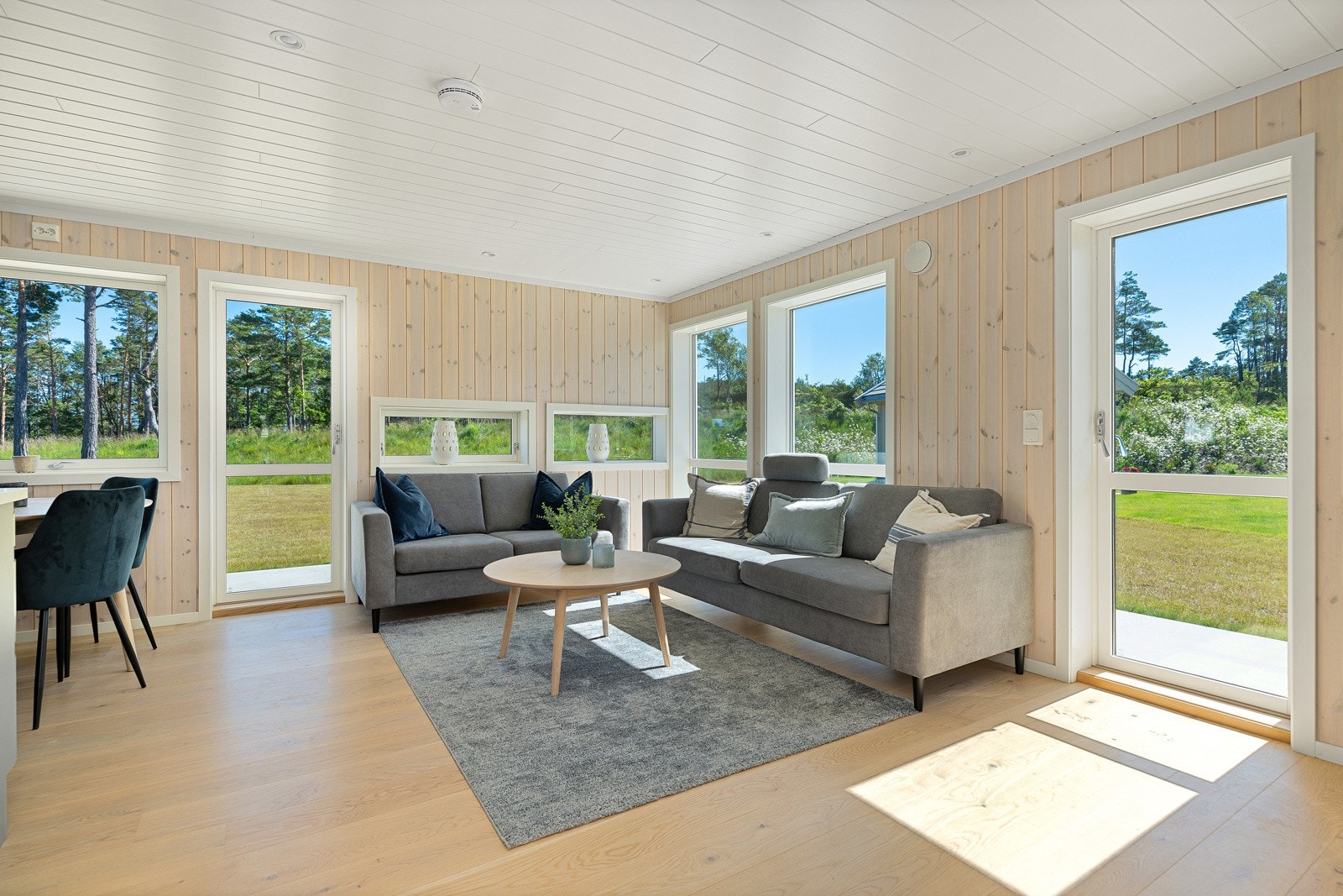 Svært lys og hyggelig stue med godt lysinnslipp Galleribilde