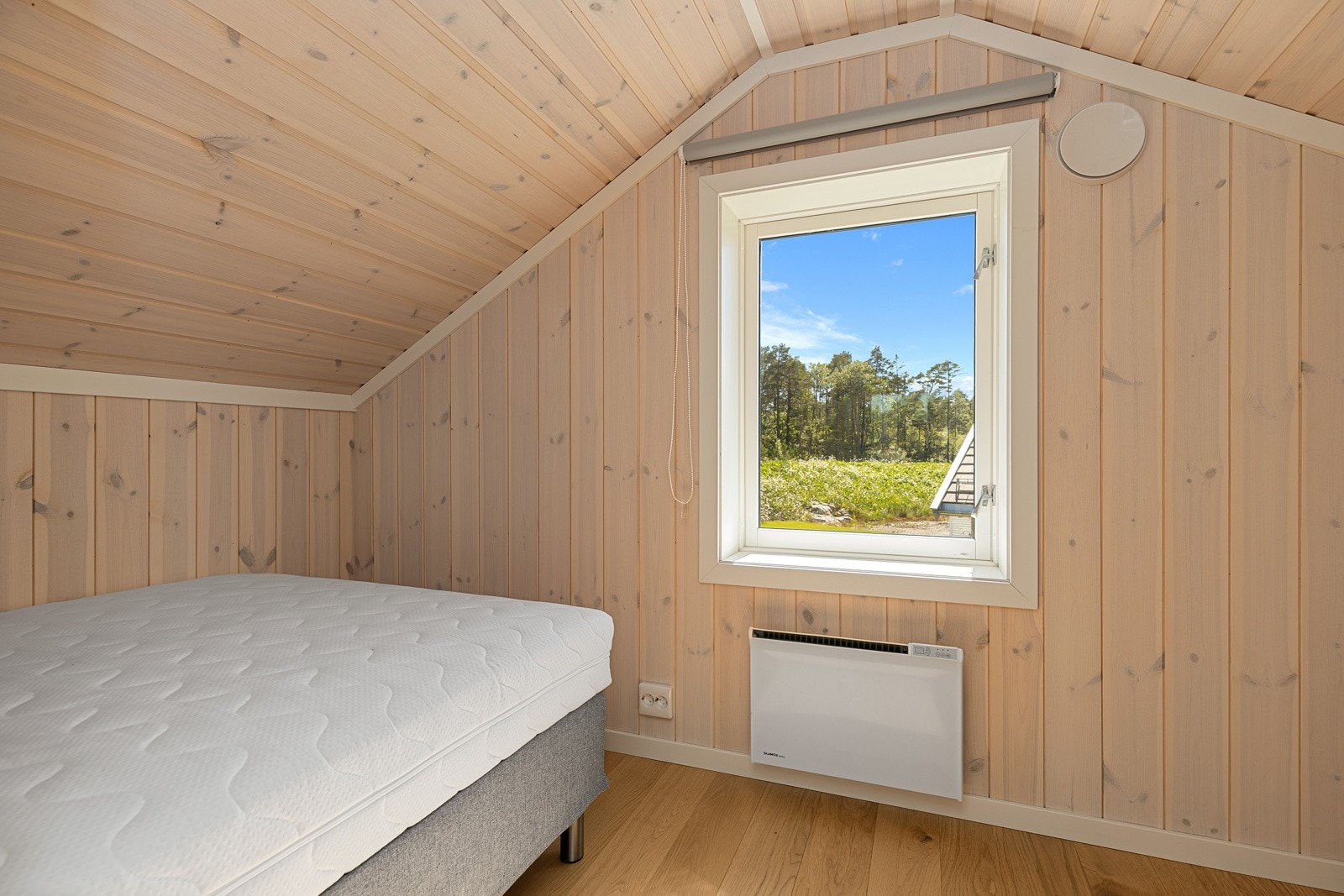 Det er innredet to soverom i andre etasje (tegnet som "disponibelt rom") Galleribilde