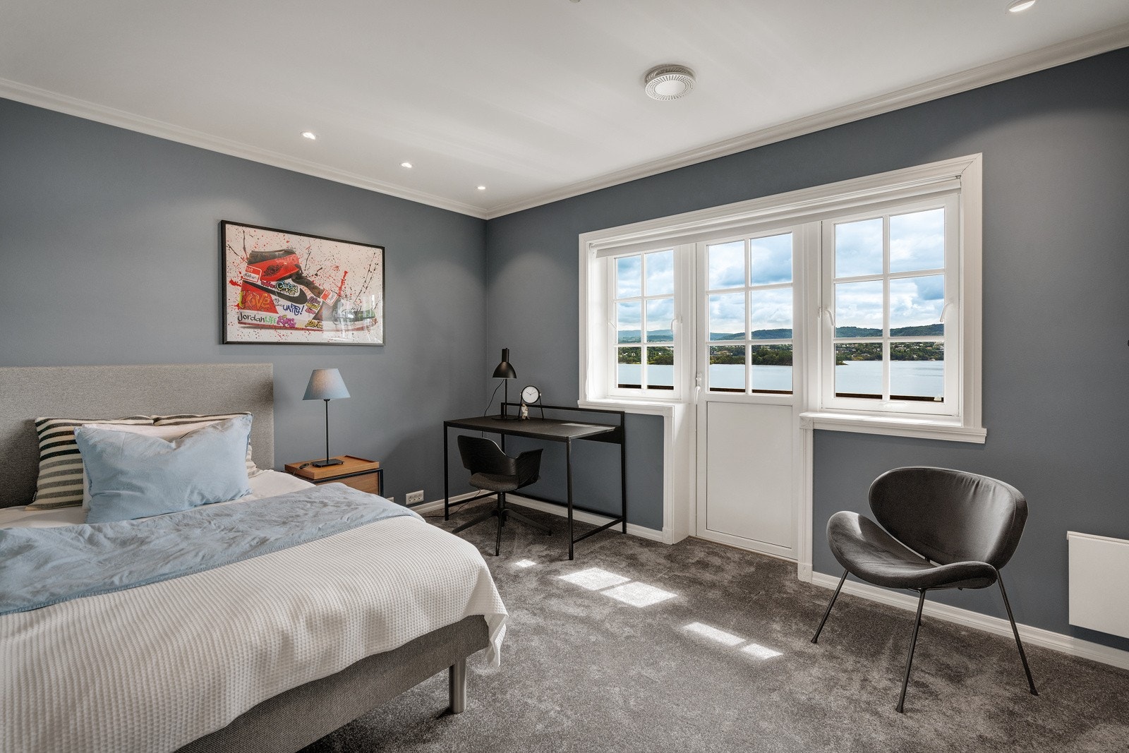 - Fem av soverommene befinner seg i andre etasje, hvor tre av soverommene på ca. 14 kvm har tilhørende bad, teppegulv og fine garderobeløsninger - Galleribilde